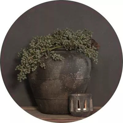 Muurcirkel. Grijze pot met dadeltak
