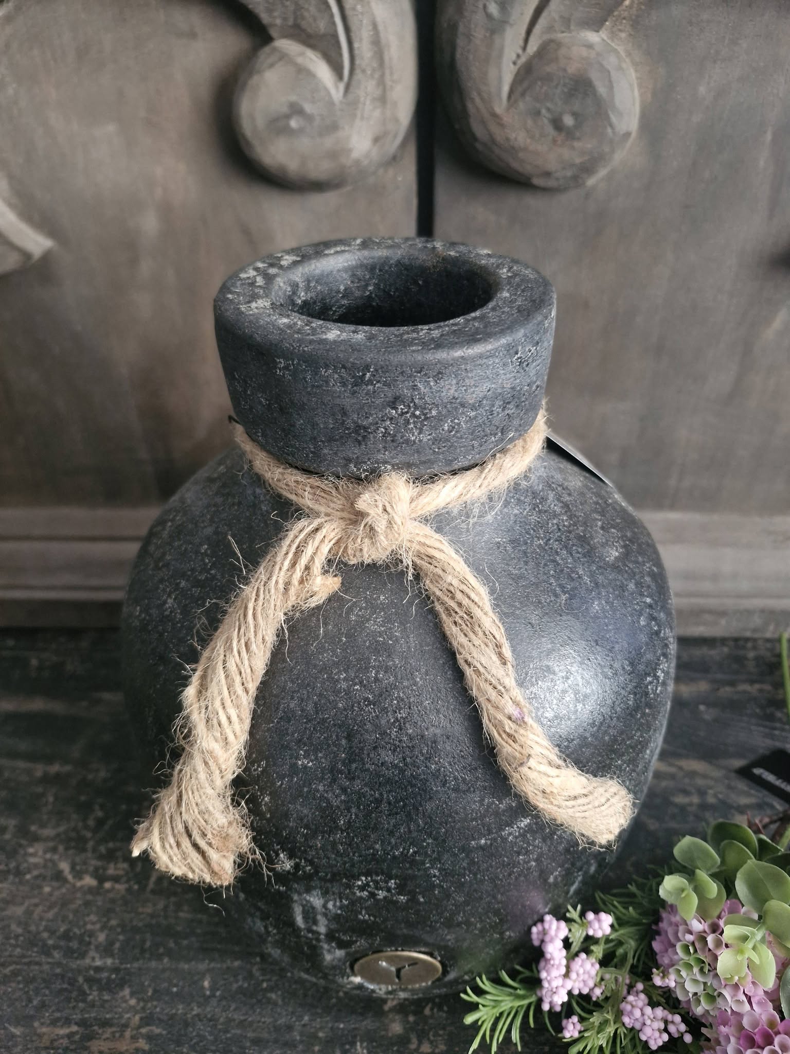 Brynxz. Kruik met touw. Basalt