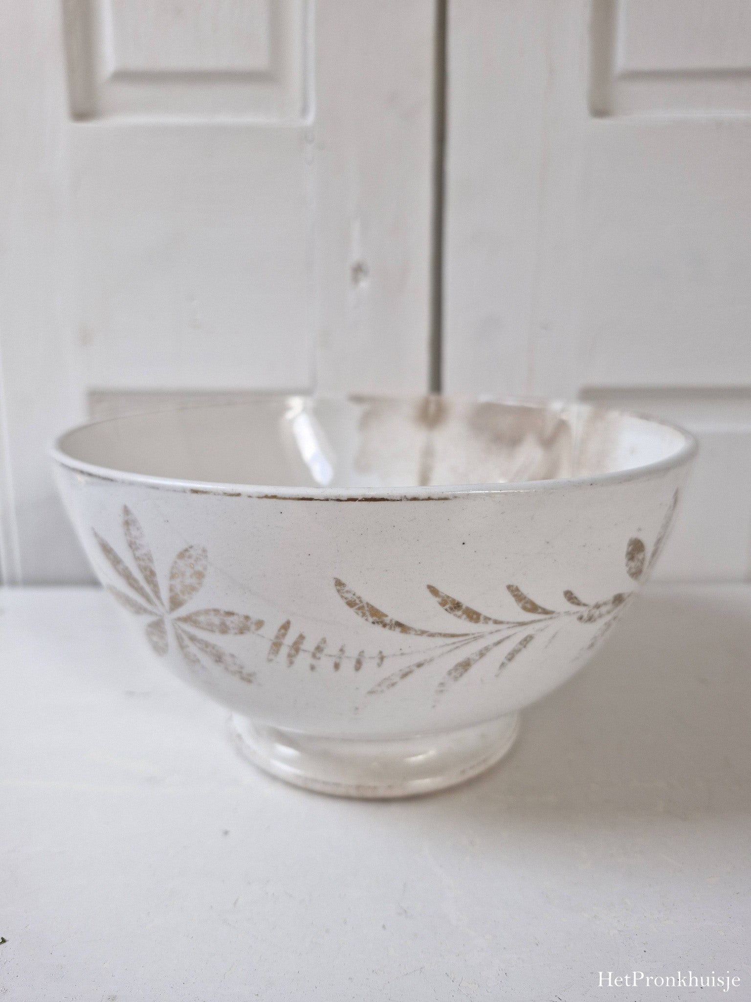 Brocante kom met gouden versiering