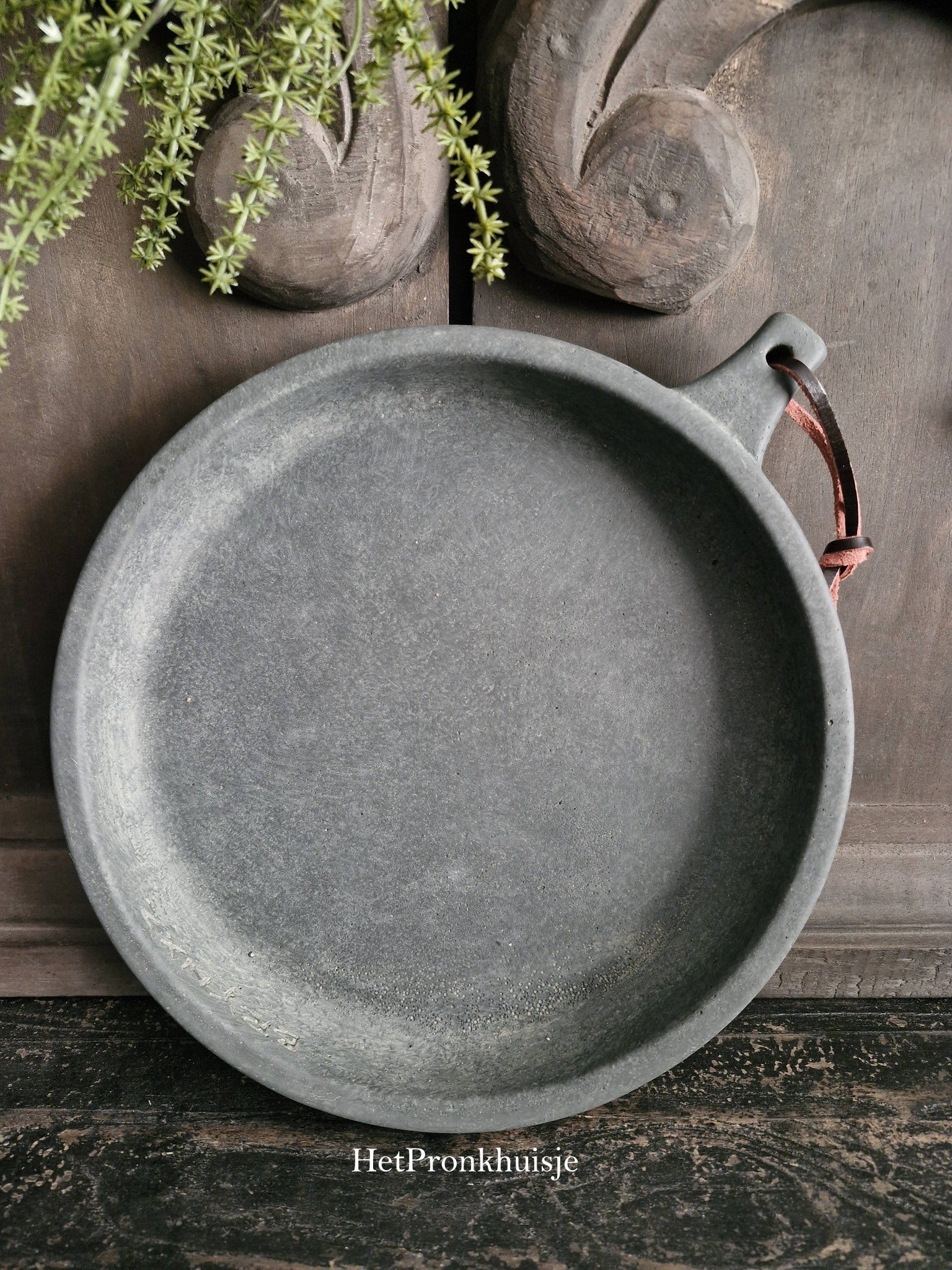 Brynxz. Plate with handle. Majestic Vintage