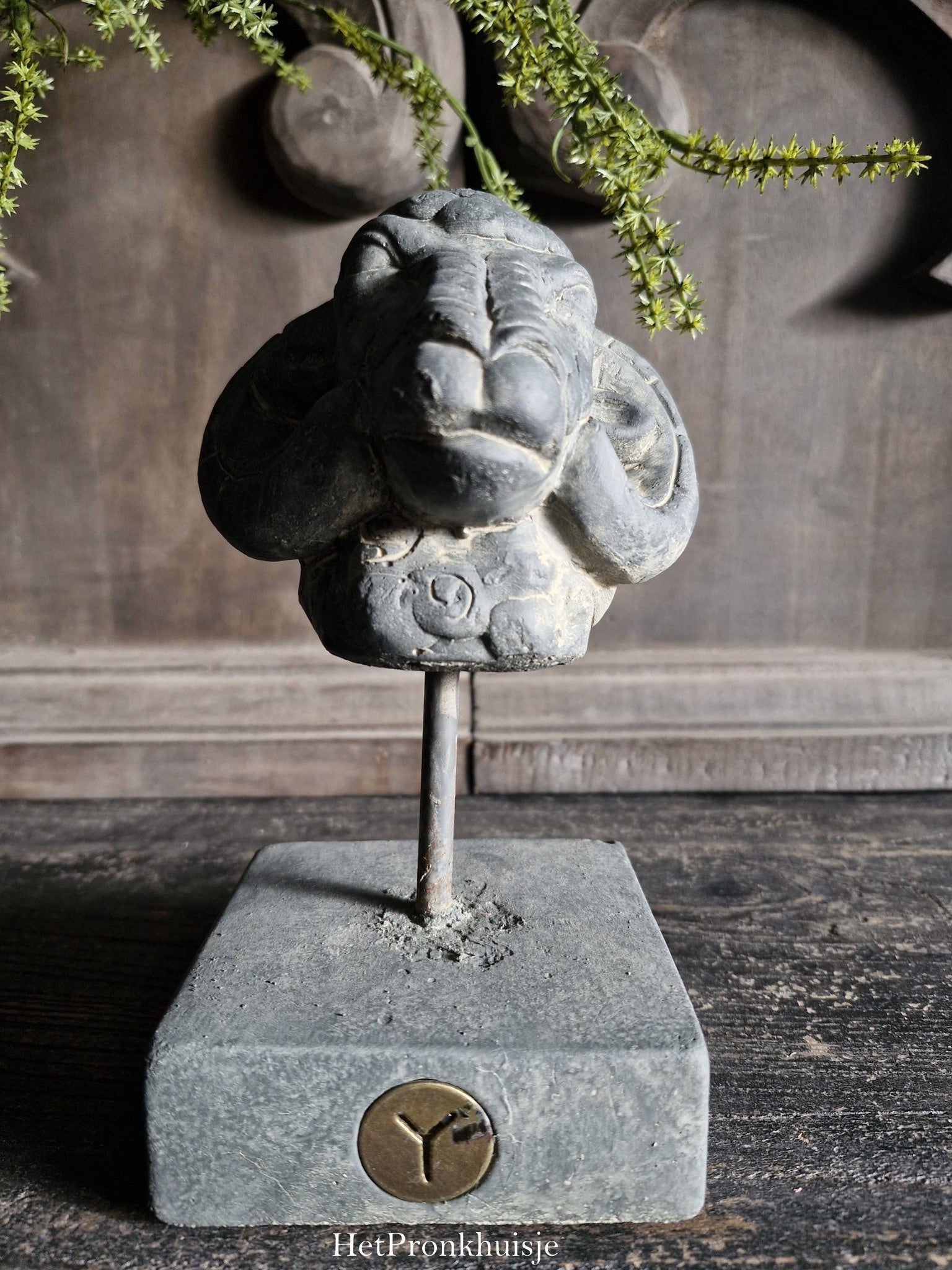 Brynxz. Ram op statief. Statue ram at iron. Majestic Vintage