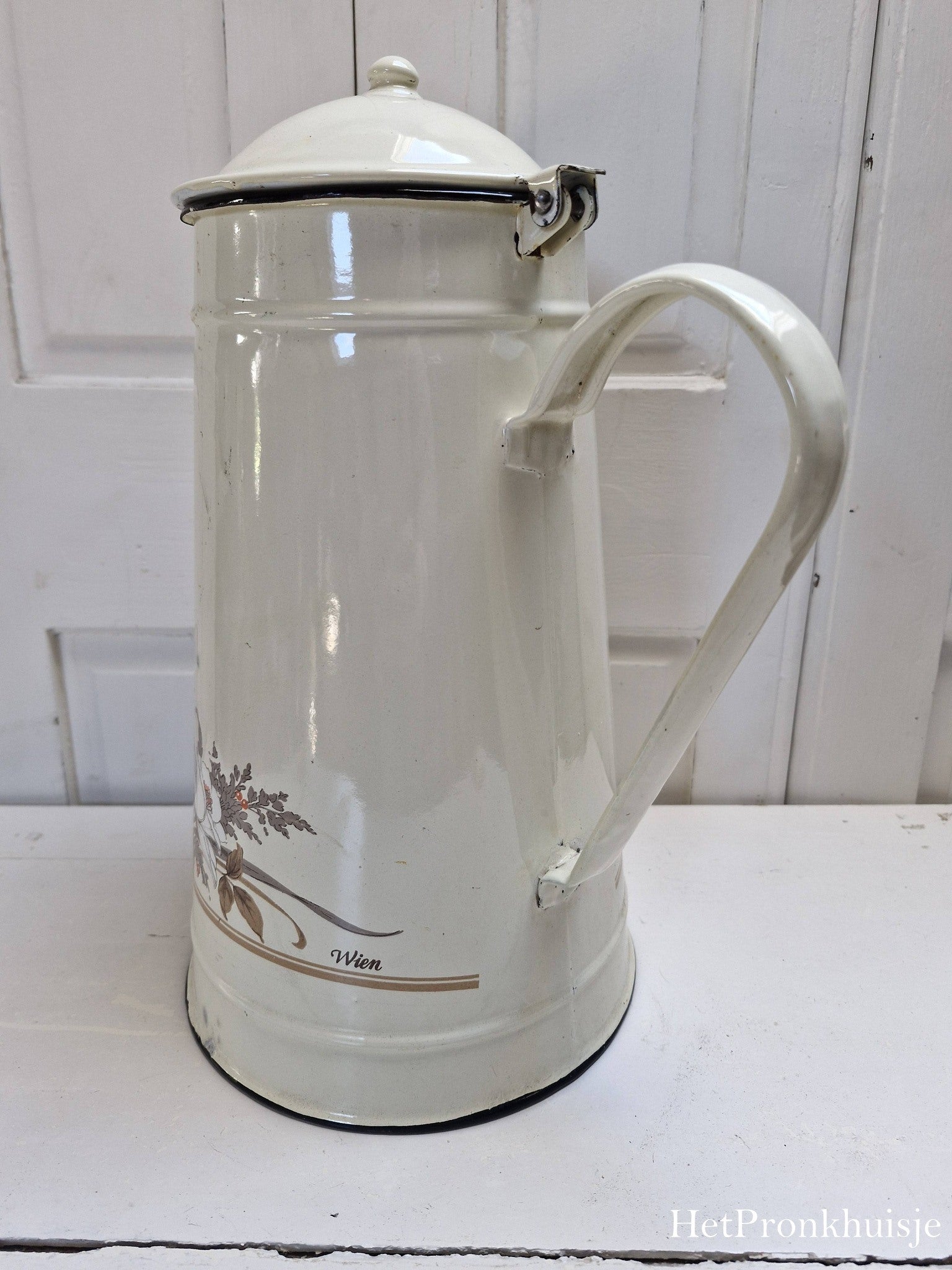 Crème emaille kan met bloemen