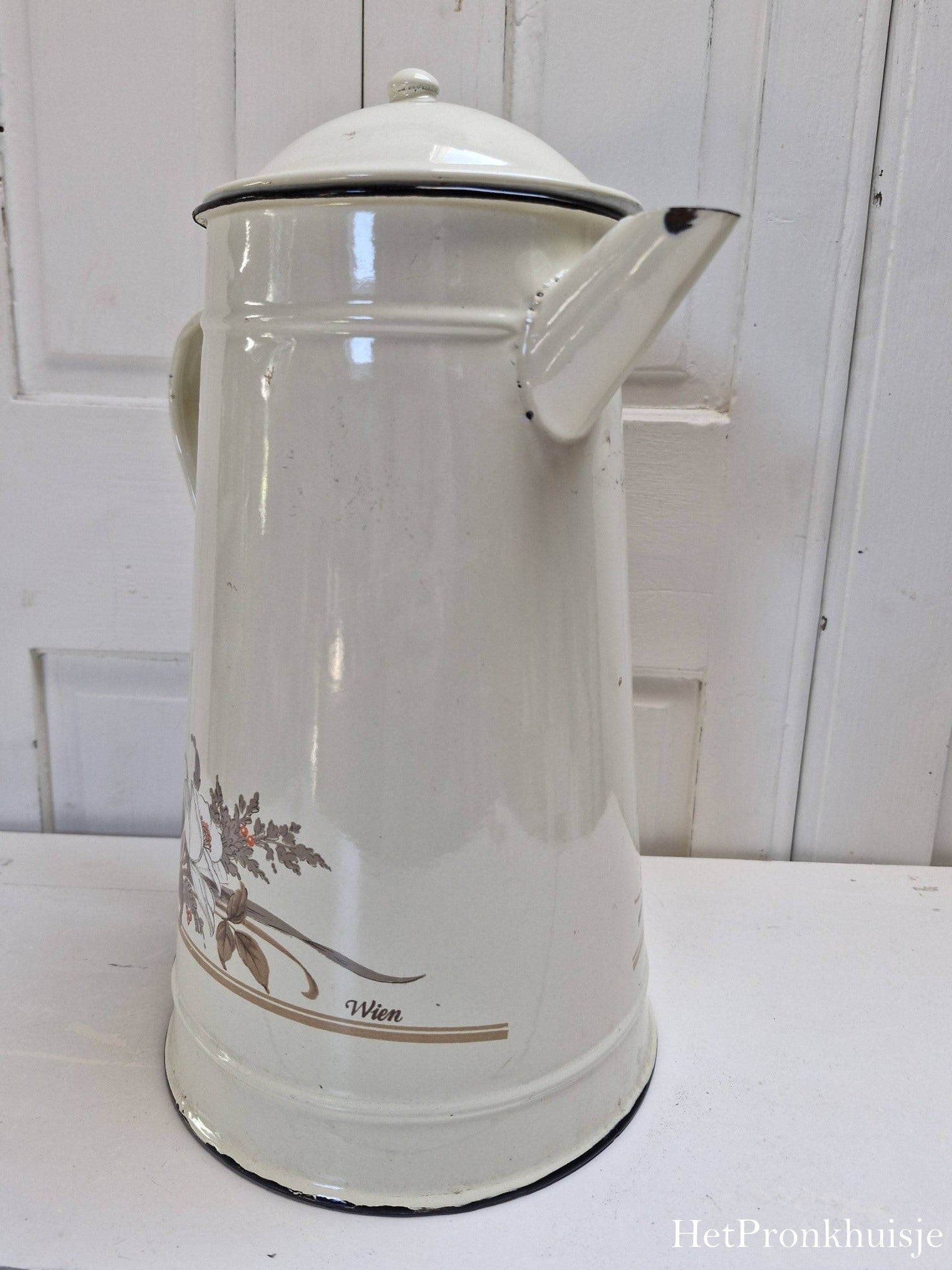 Crème emaille kan met bloemen