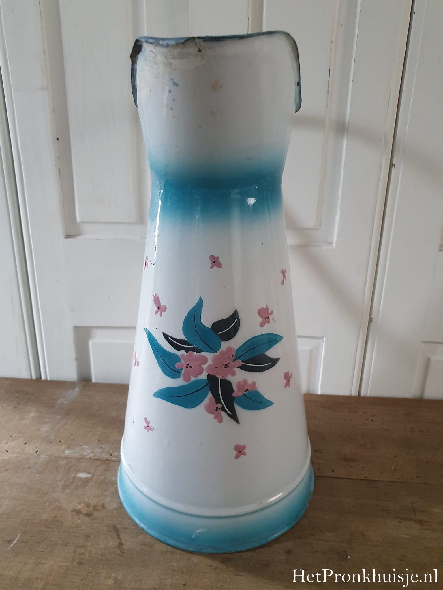 Gebloemd emaille kan.