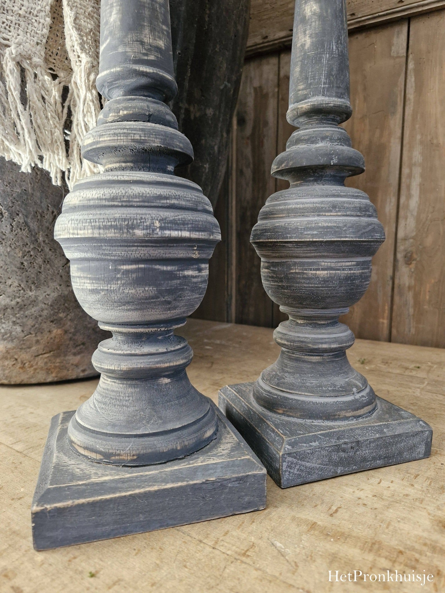 Grijs houten kandelaar