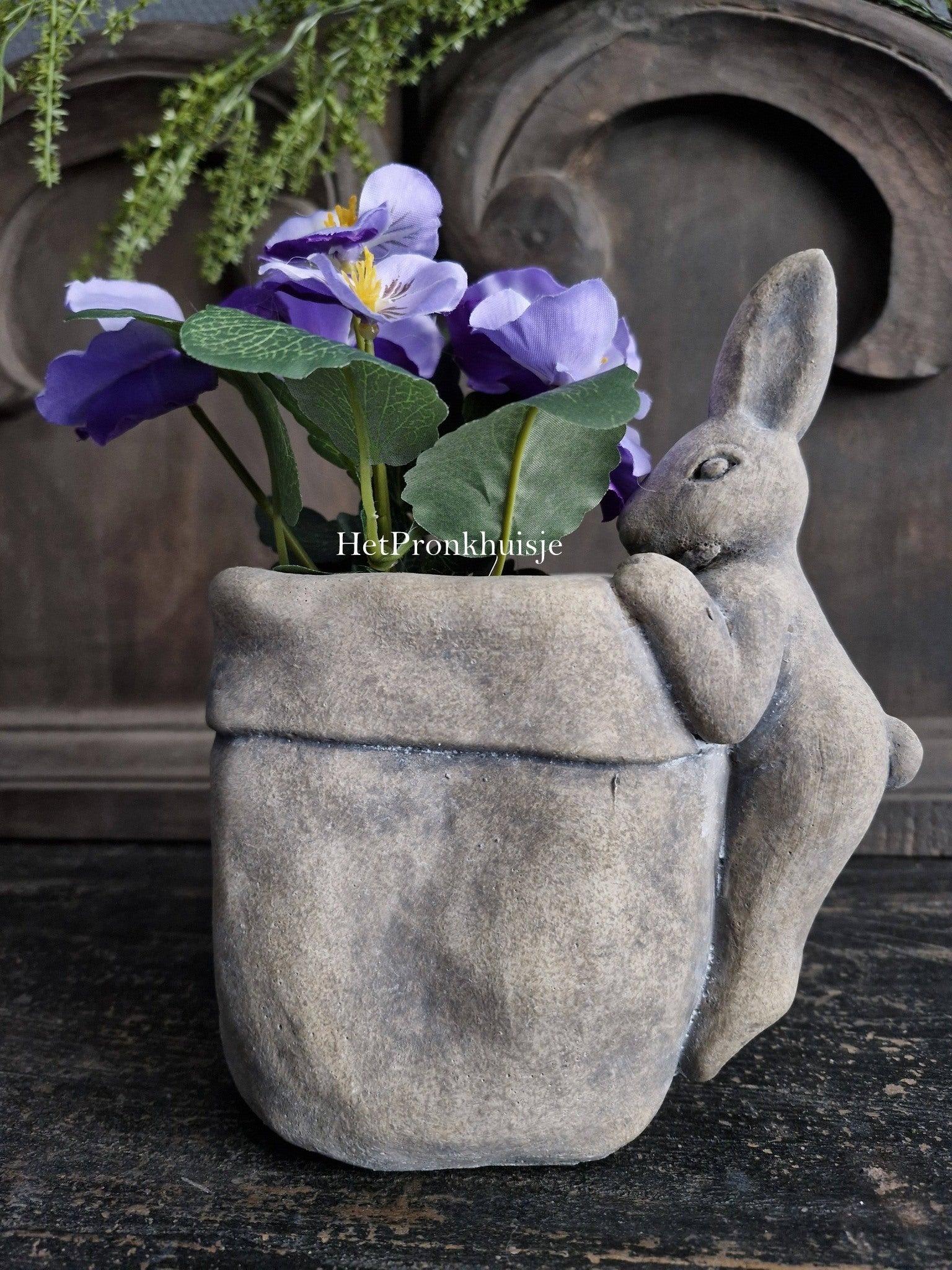 Grijze pot met haas. Groot