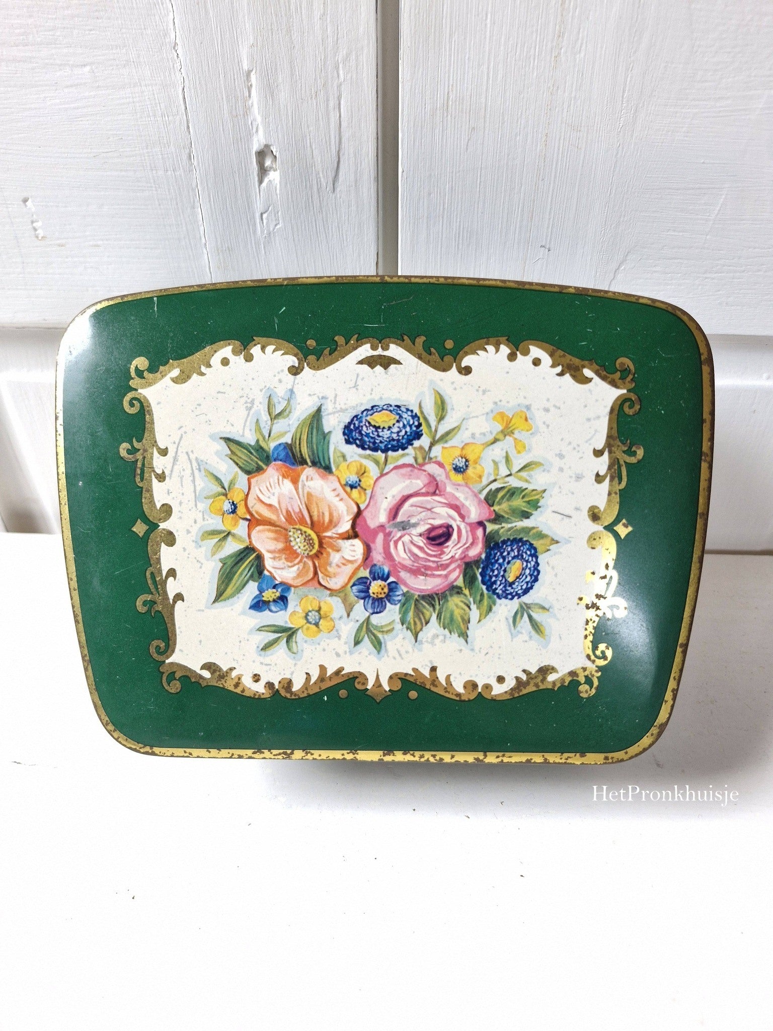 Groen blik met bloemen