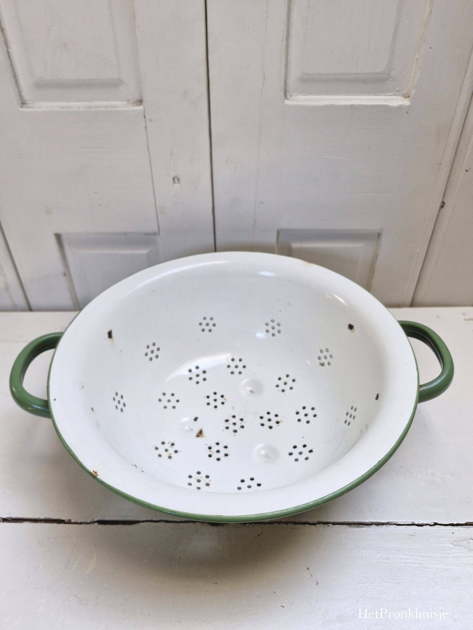 Groen emaille vergiet