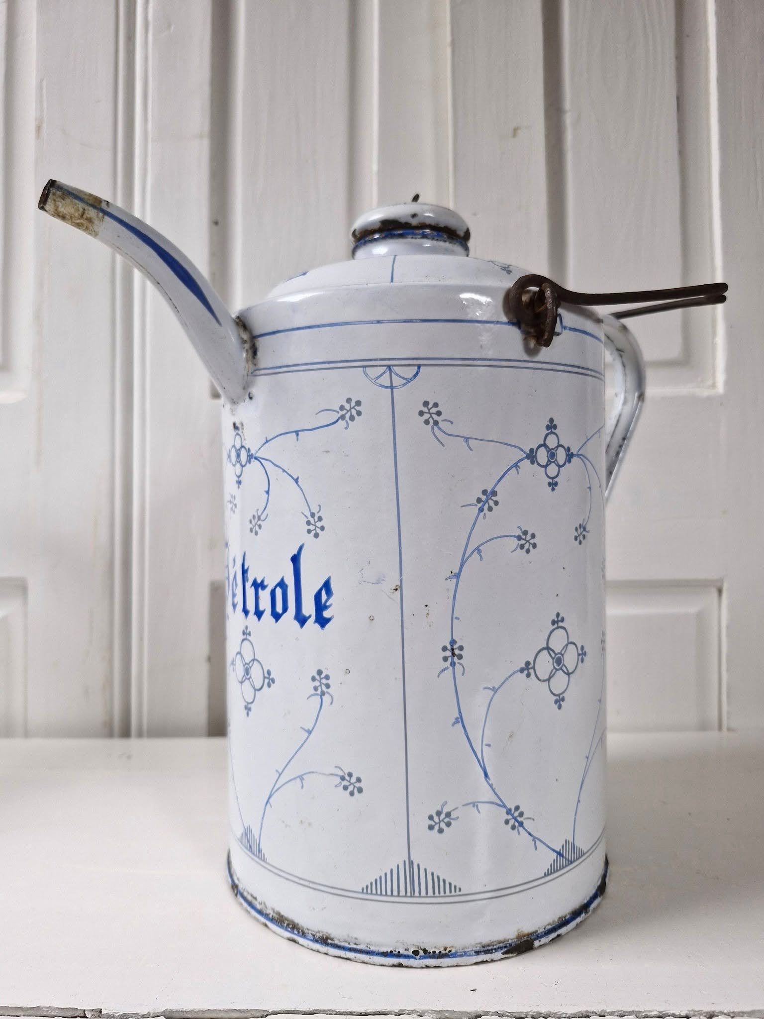 Grote petroleumkan. Blauw saks