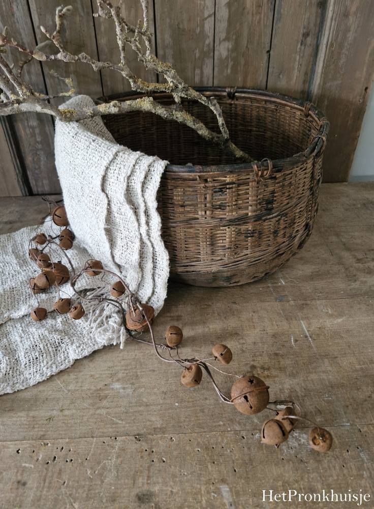 Guirlande met roestige bellen. Groot