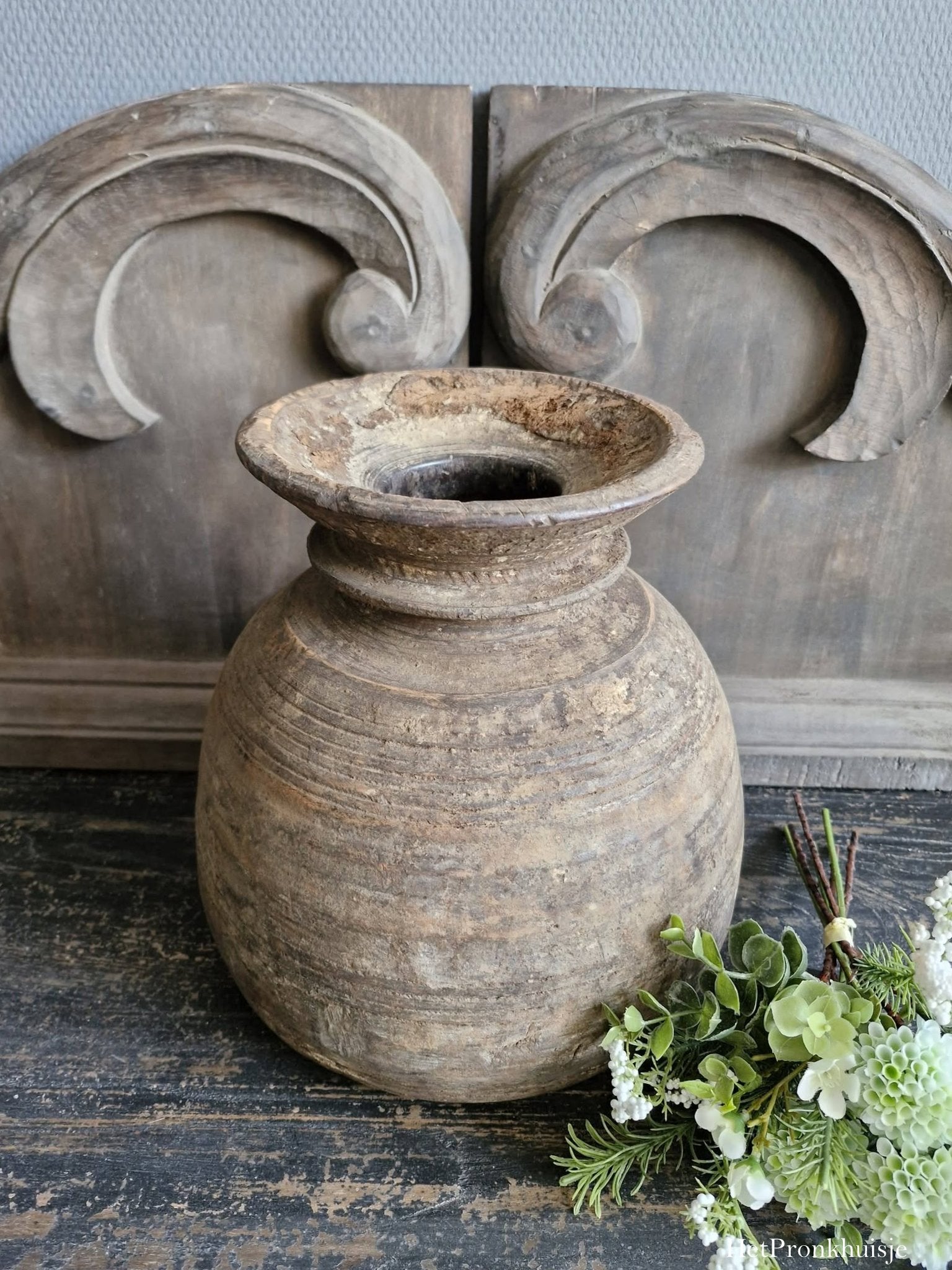 Houten Nepalese kruik. Bol model