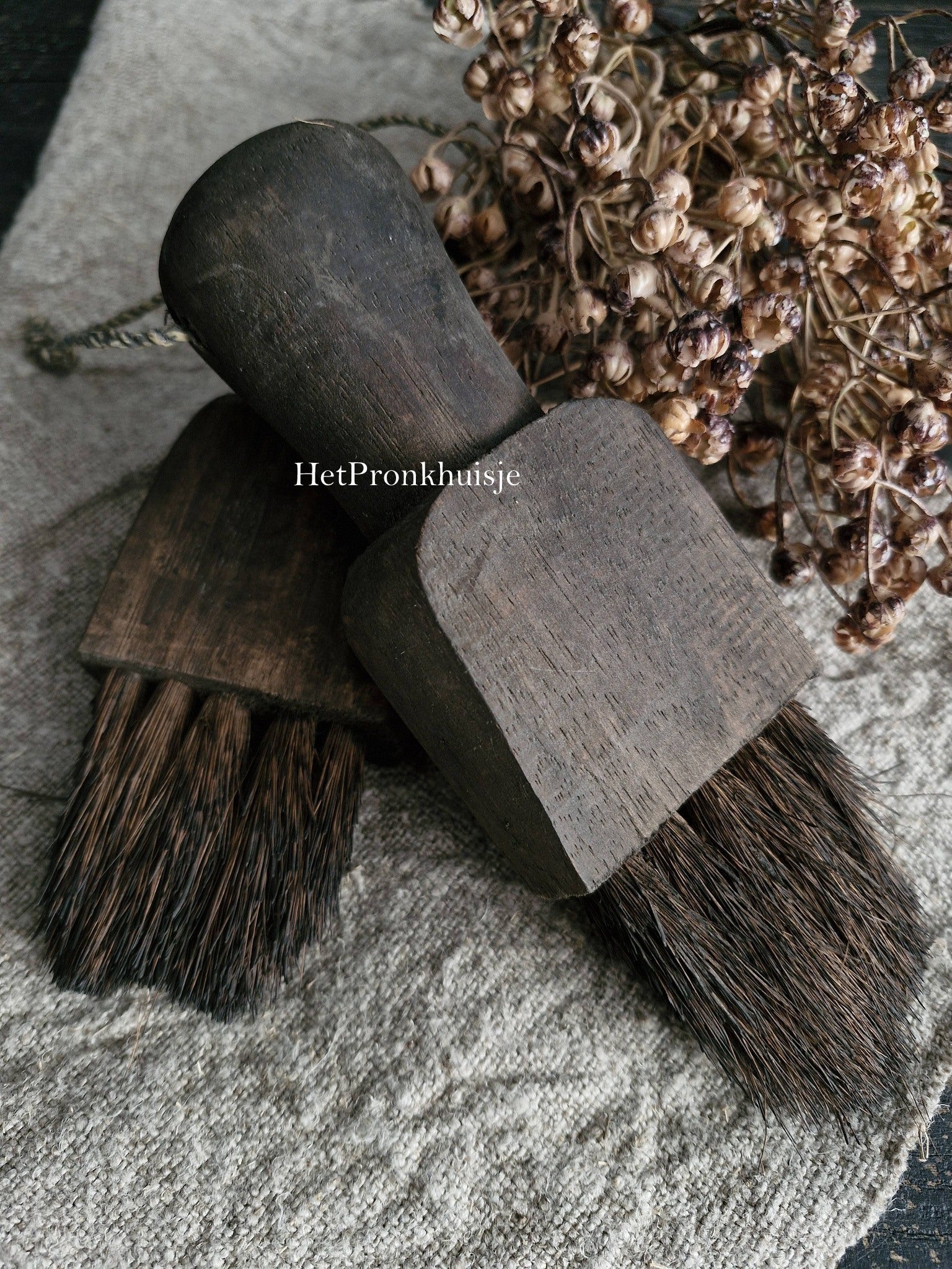 Houten kwast aan touw