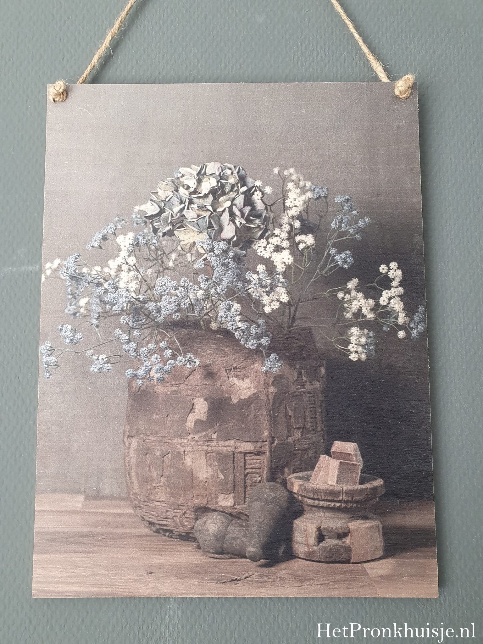 Houten wandbord. Gipskruid in leemmand