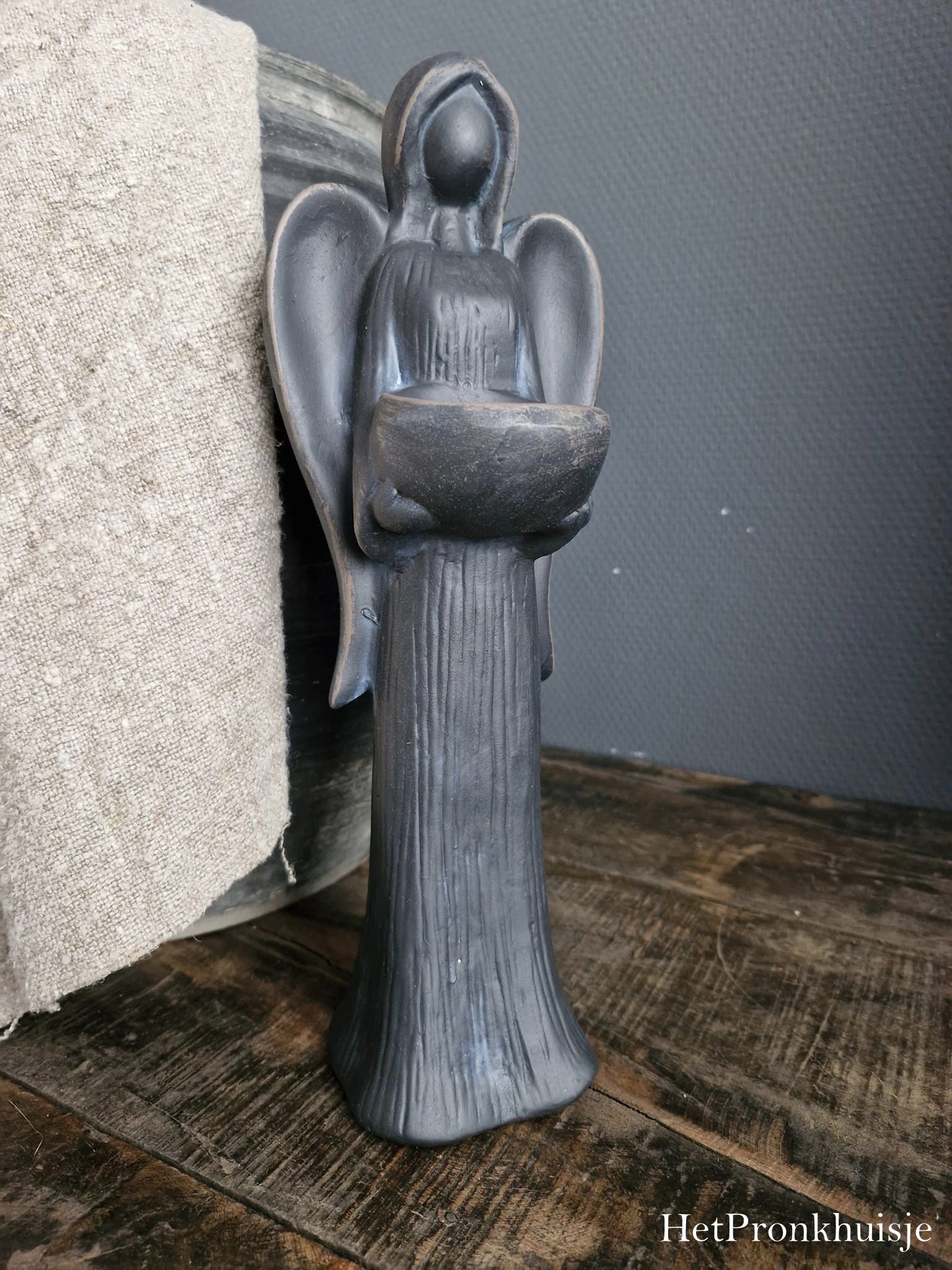 Kaarsenhouder engel. Antraciet. Groot