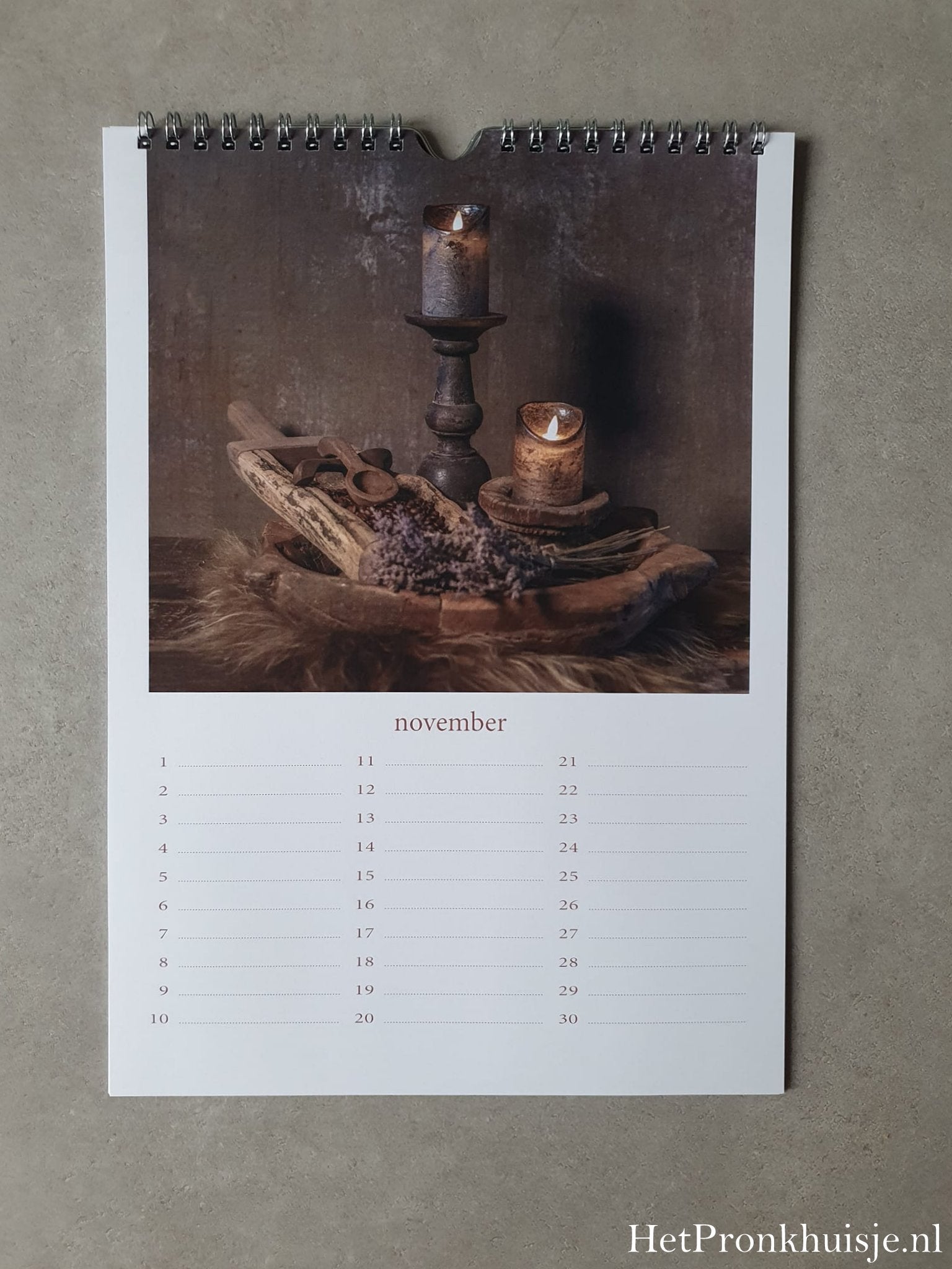 Kalender. Kandelaren in schaal