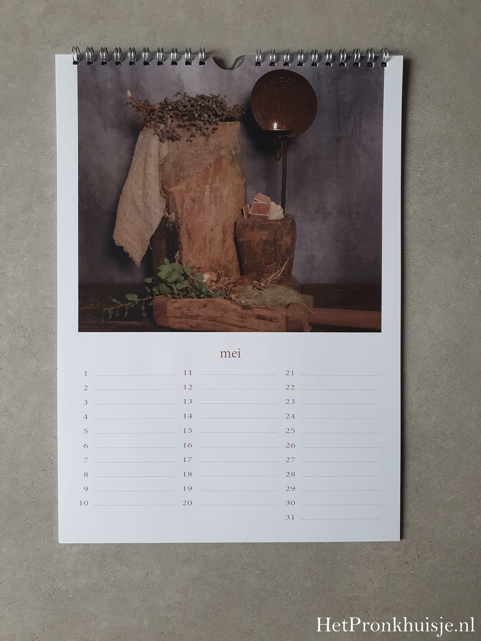 Kalender. Kandelaren in schaal