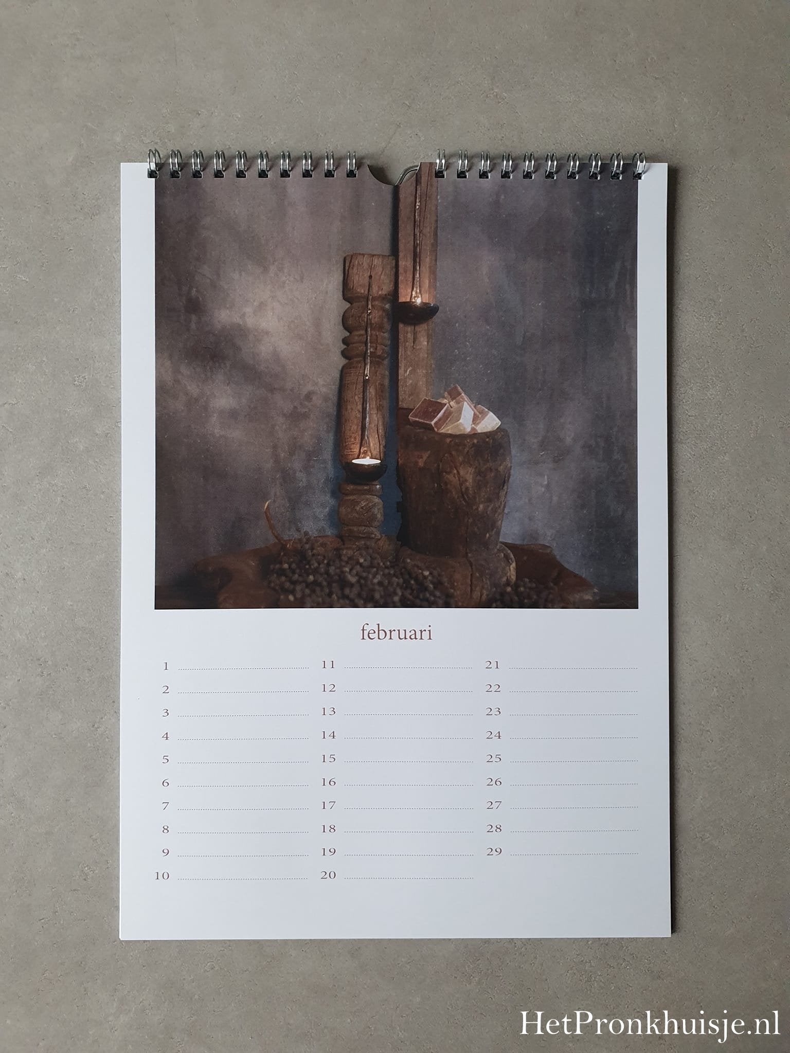 Kalender. Kandelaren in schaal