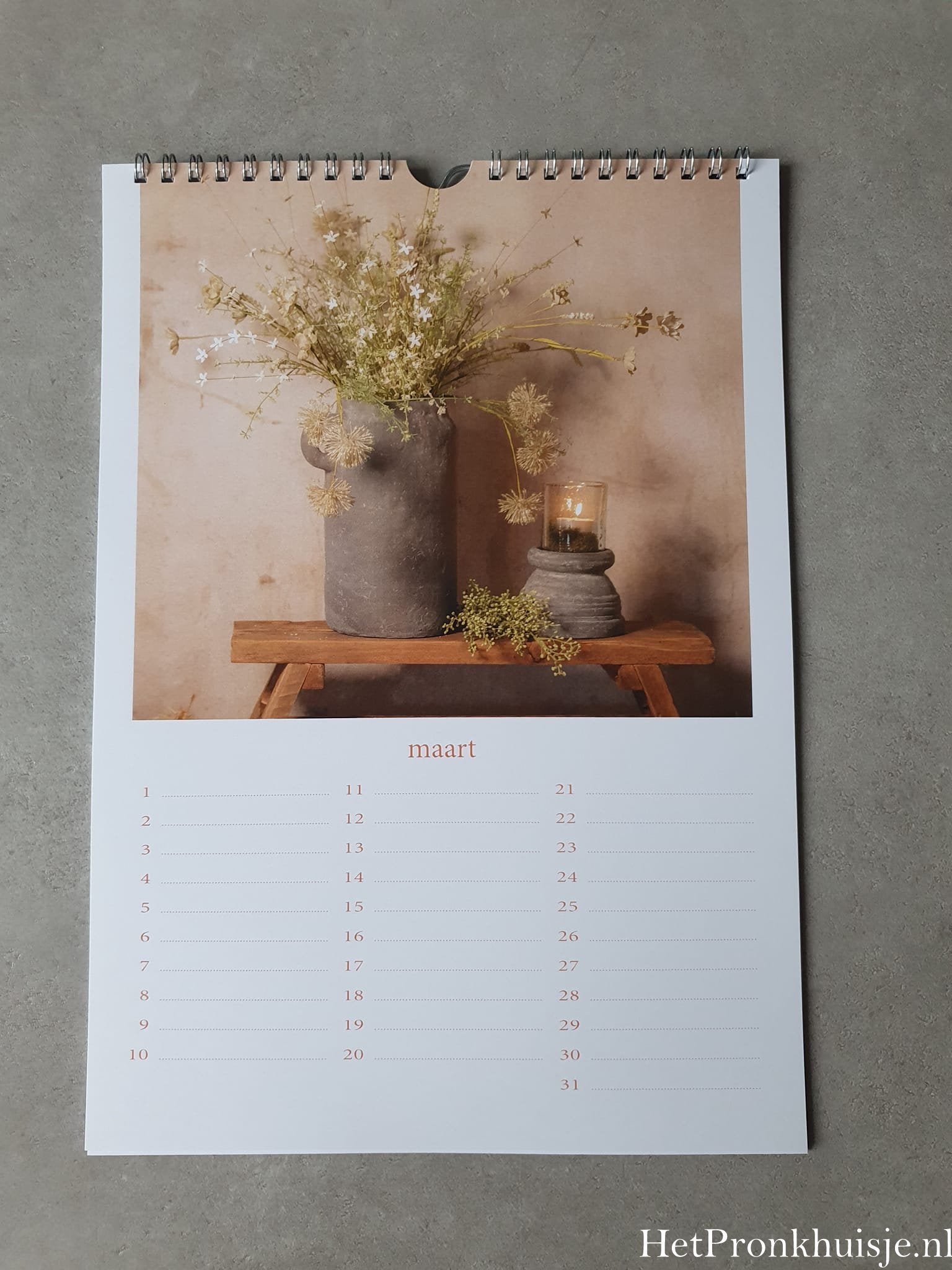 Kalender. Pot met bos bloemen
