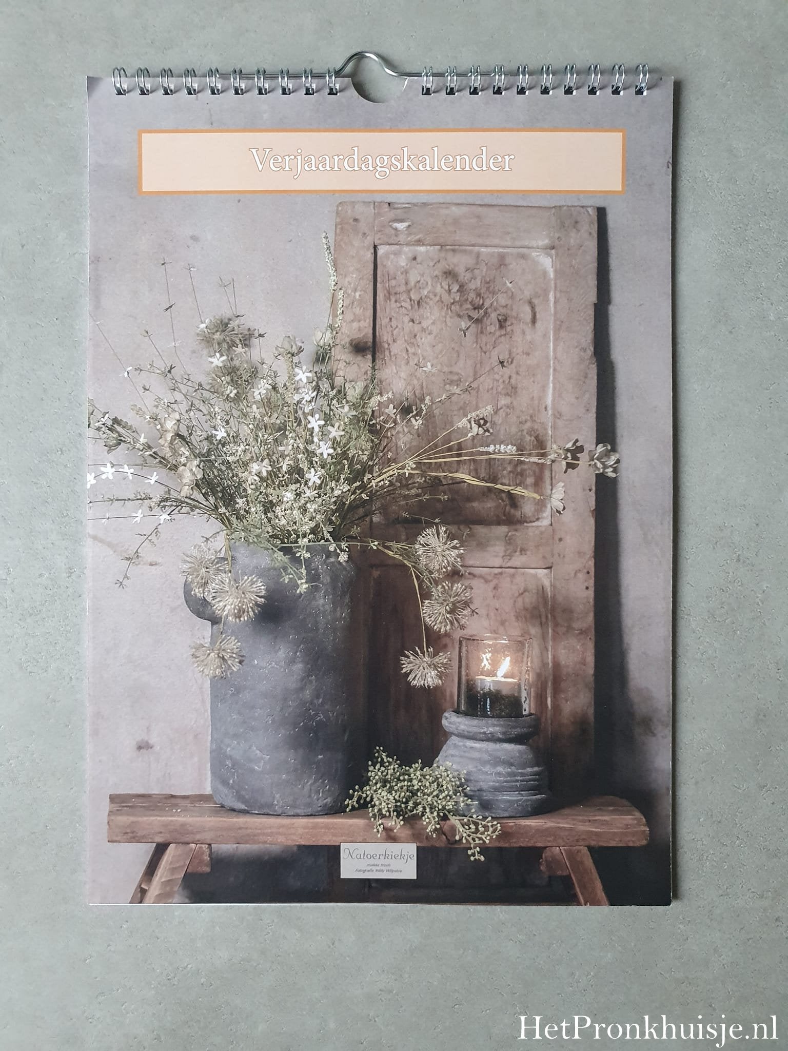 Kalender. Pot met bos bloemen