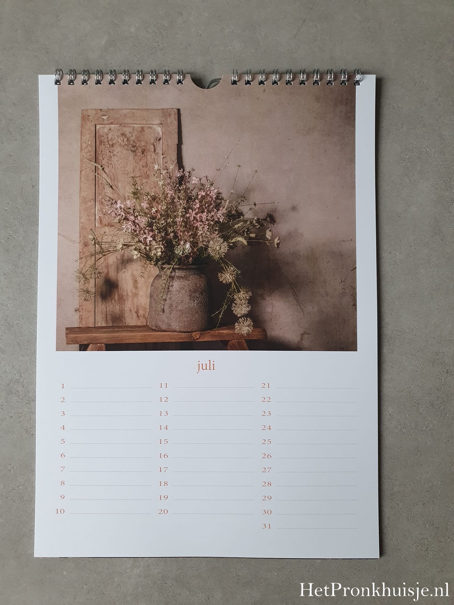 Kalender. Pot met bos bloemen