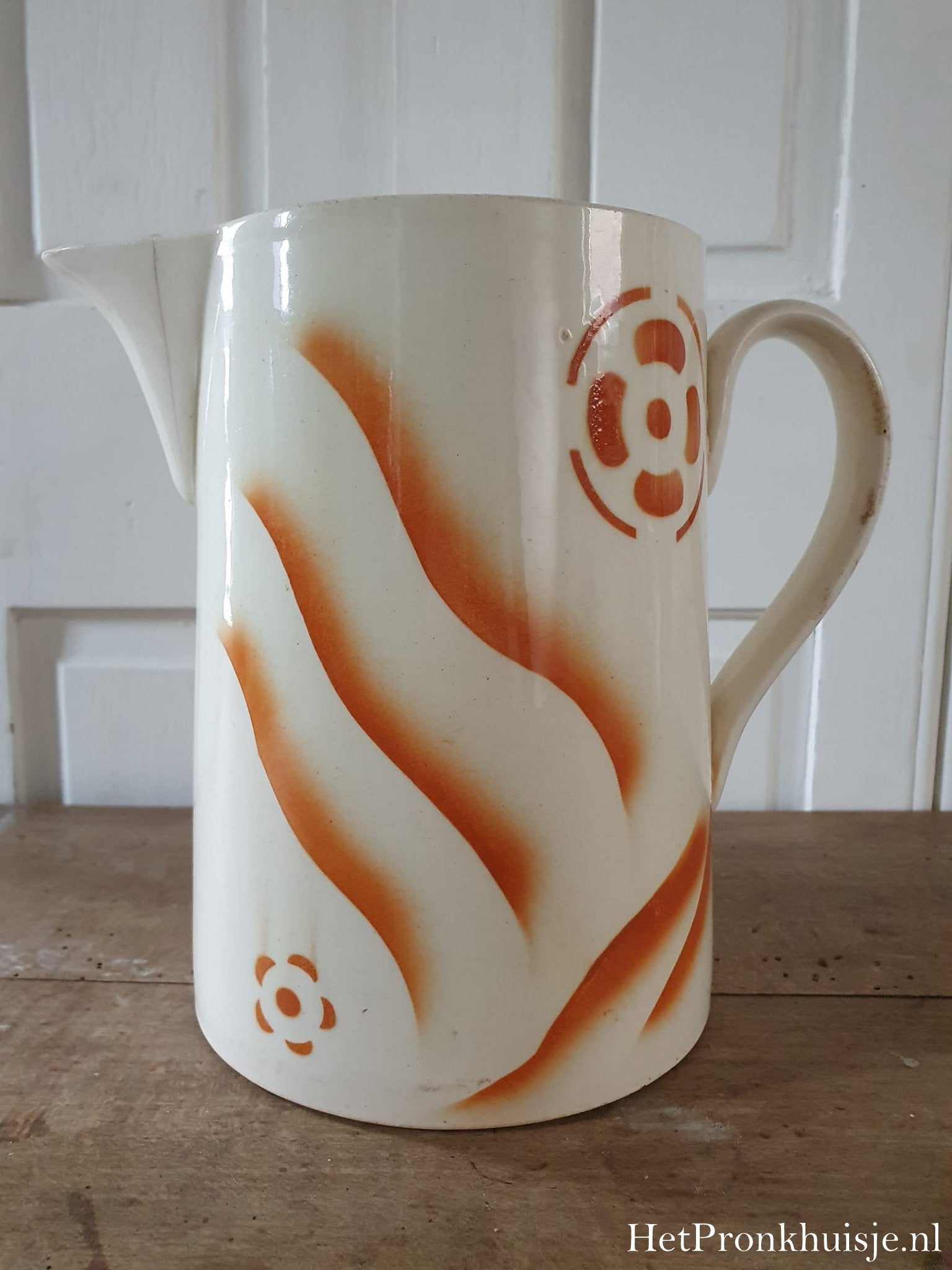 Kan met oranje accenten.