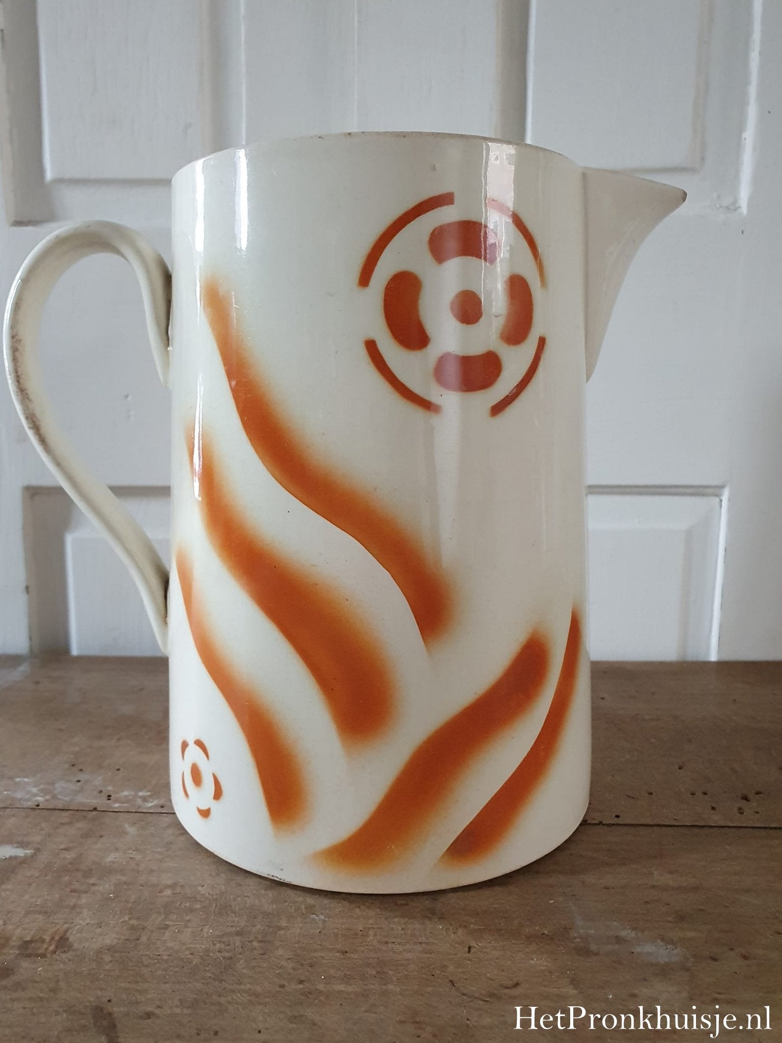 Kan met oranje accenten.