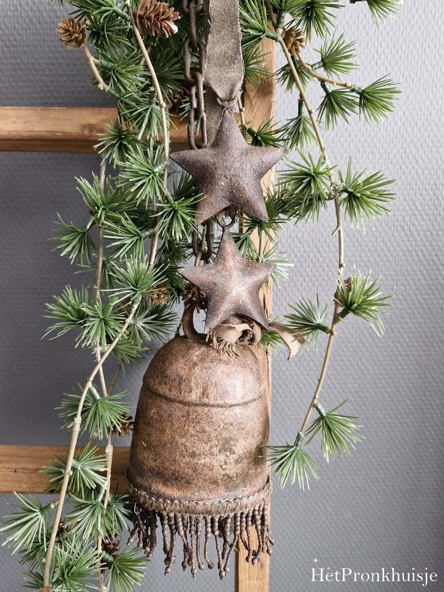 Metalen hanger met bel en sterren