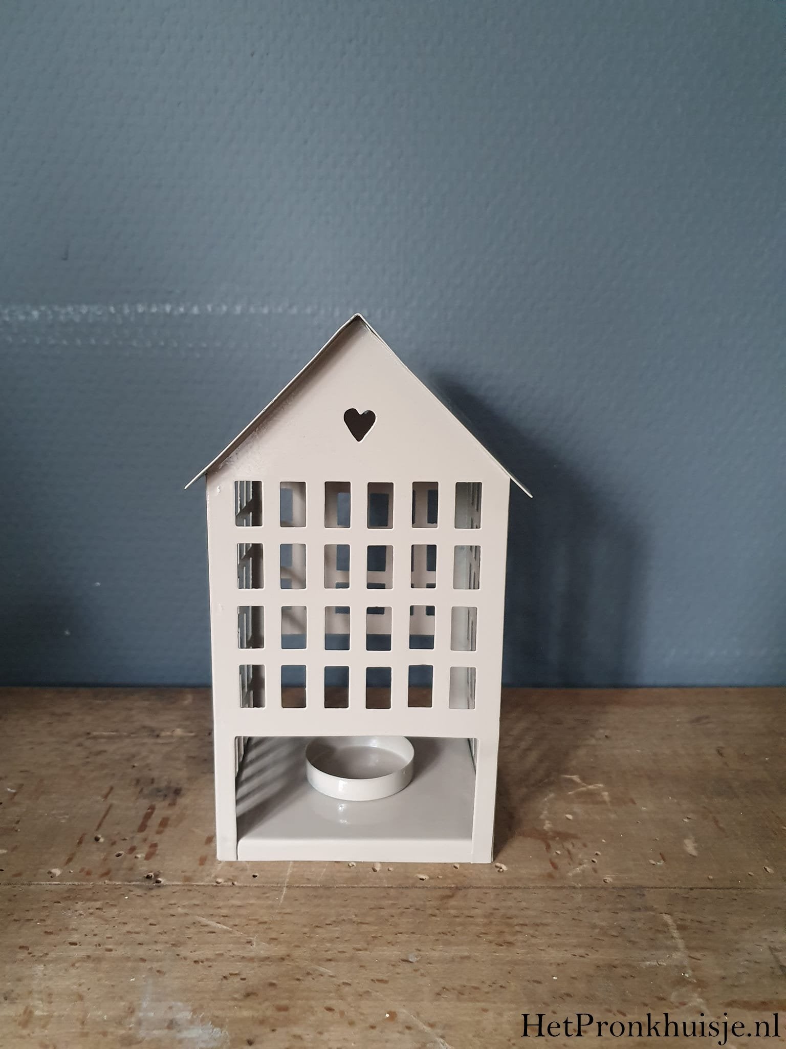 Metalen huis. Middel zand
