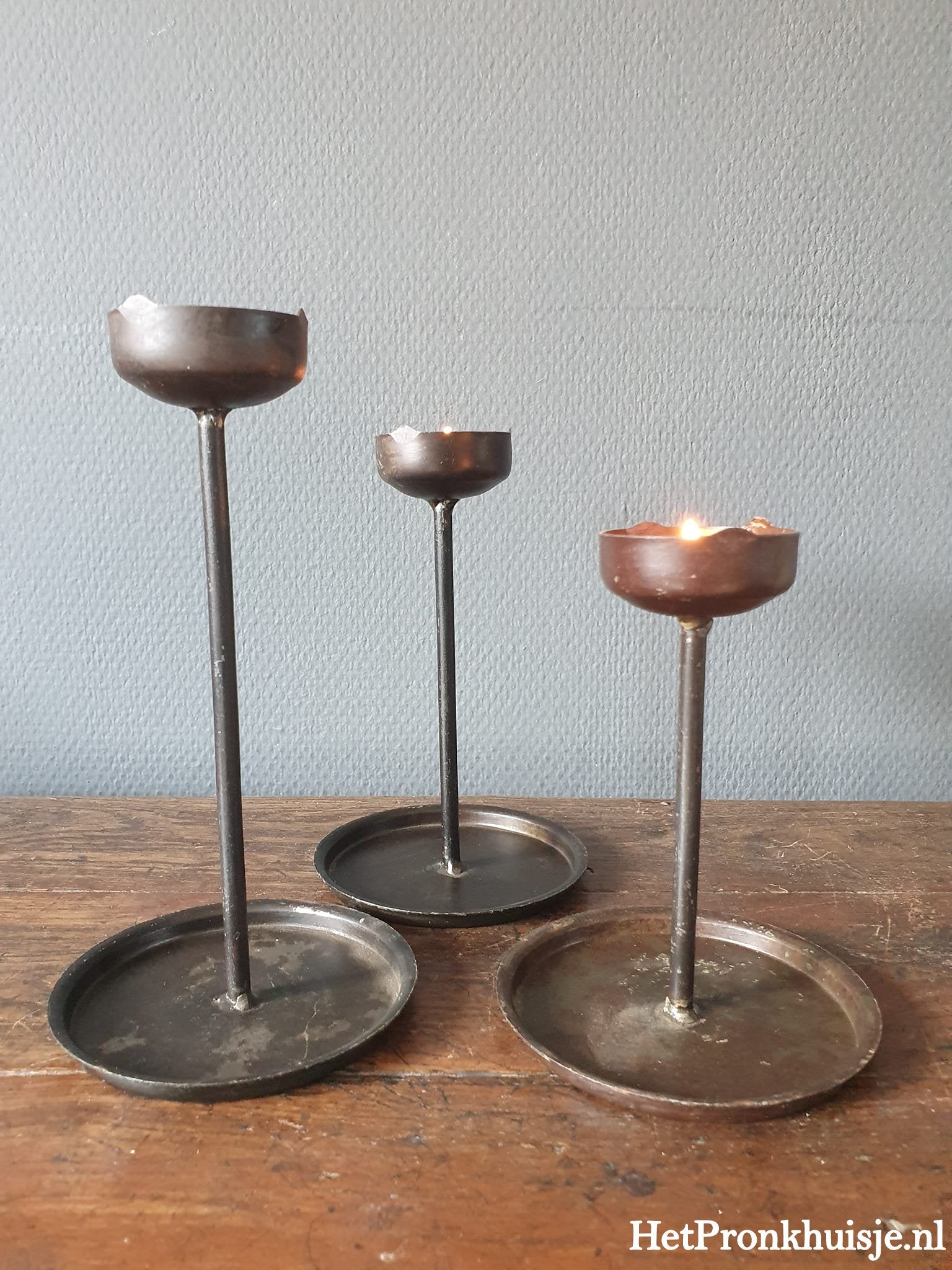 Metalen kandelaar op ronde voet.
