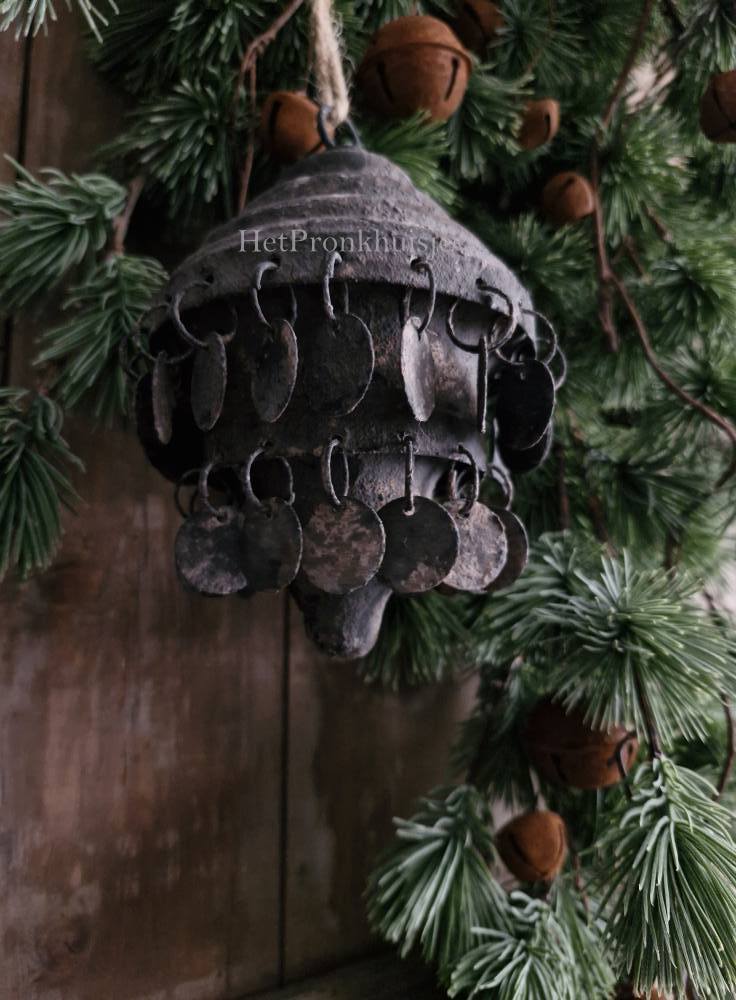 Metalen ornament muntjes. Oud grijs