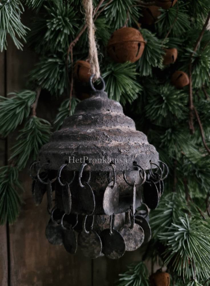 Metalen ornament muntjes. Oud grijs