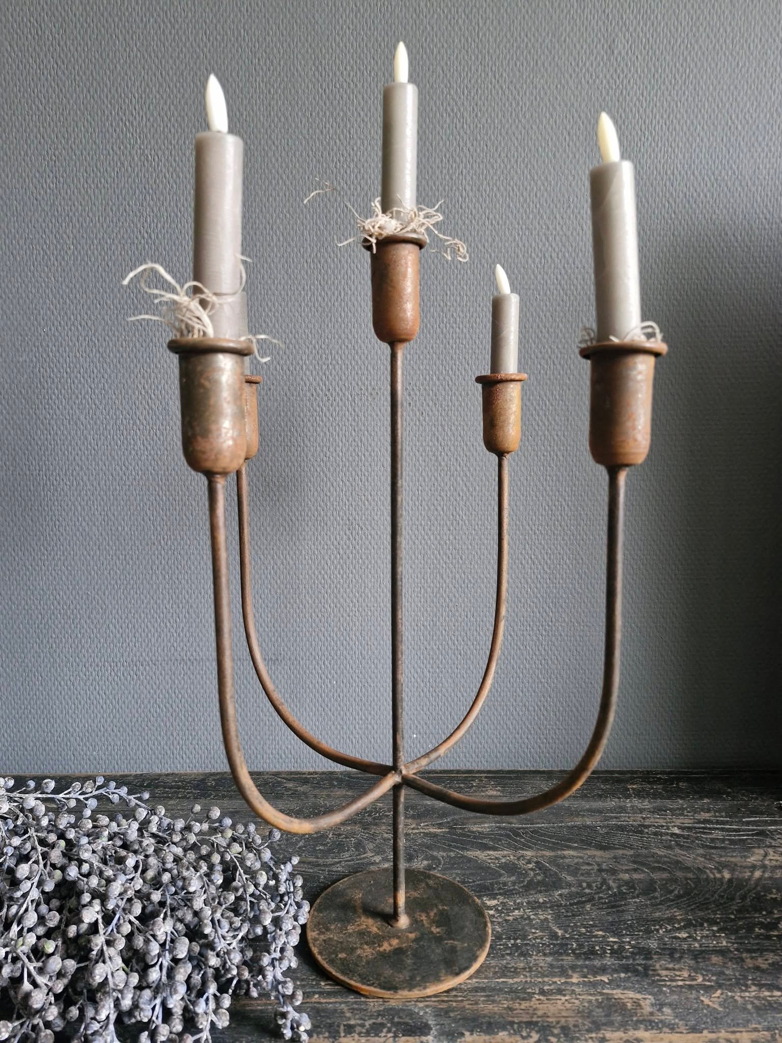 Metalen kandelaar. 5 arms