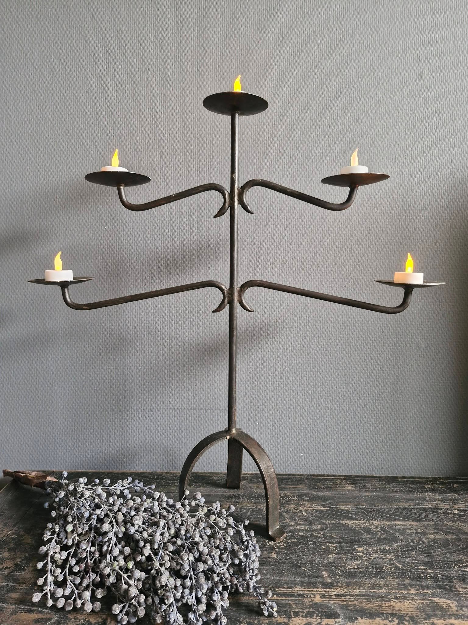Metalen kandelaar. Ivy