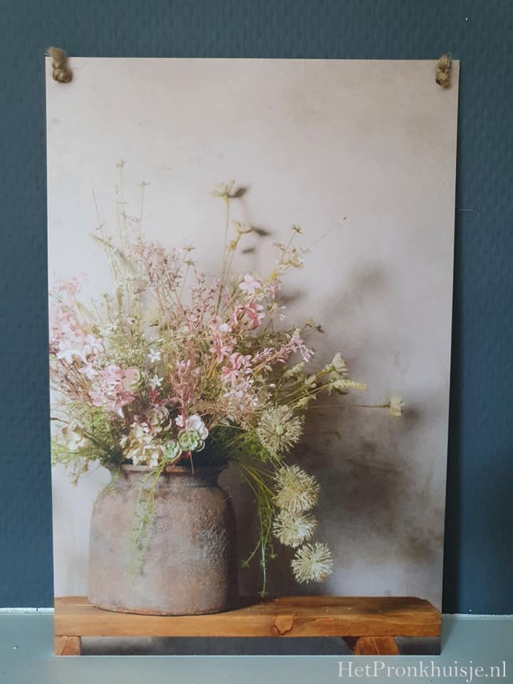 Muurbordje aan touw. Pot met bos bloemen.