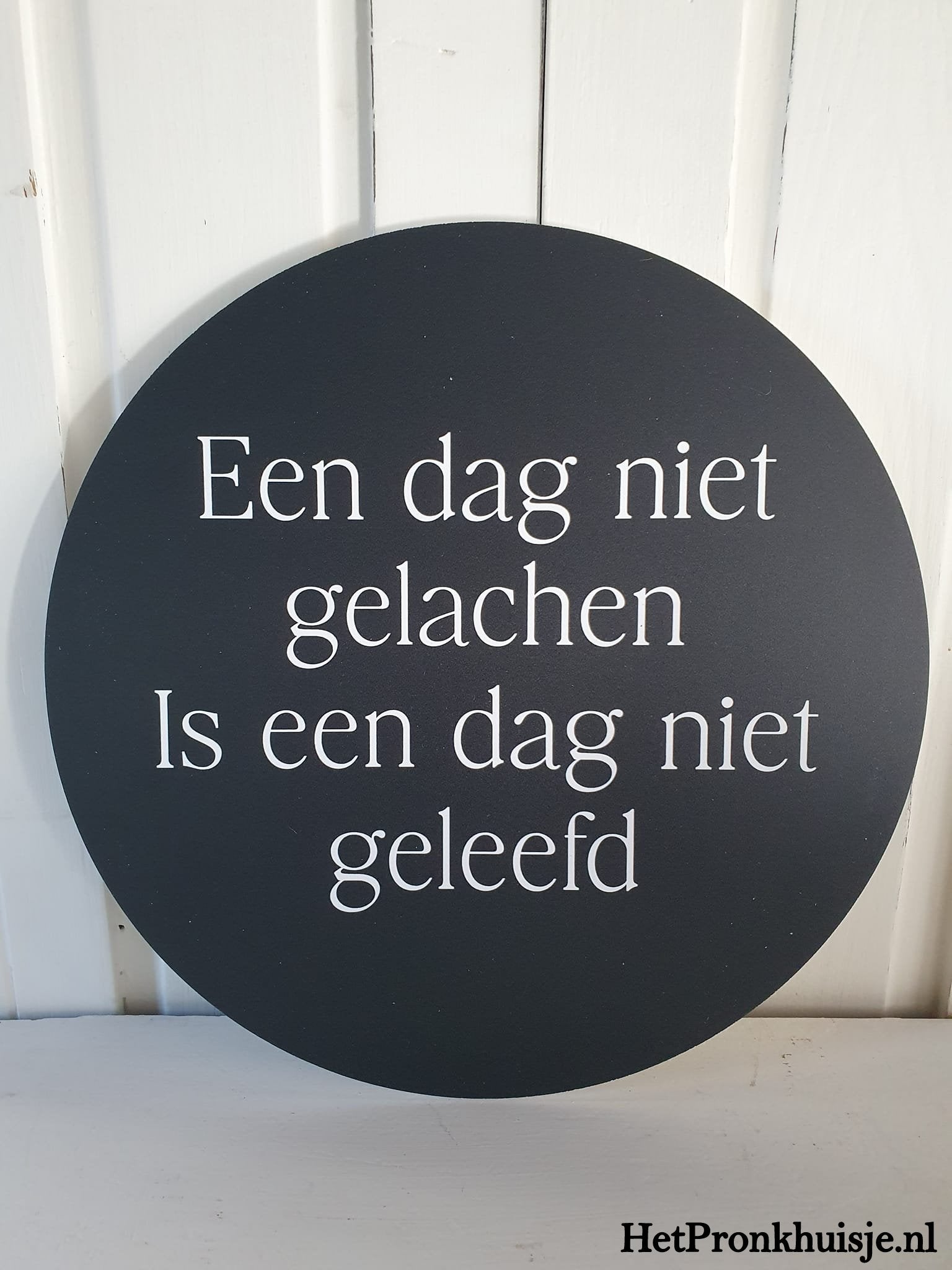 Muurcirkel. Een dag. Zwart.