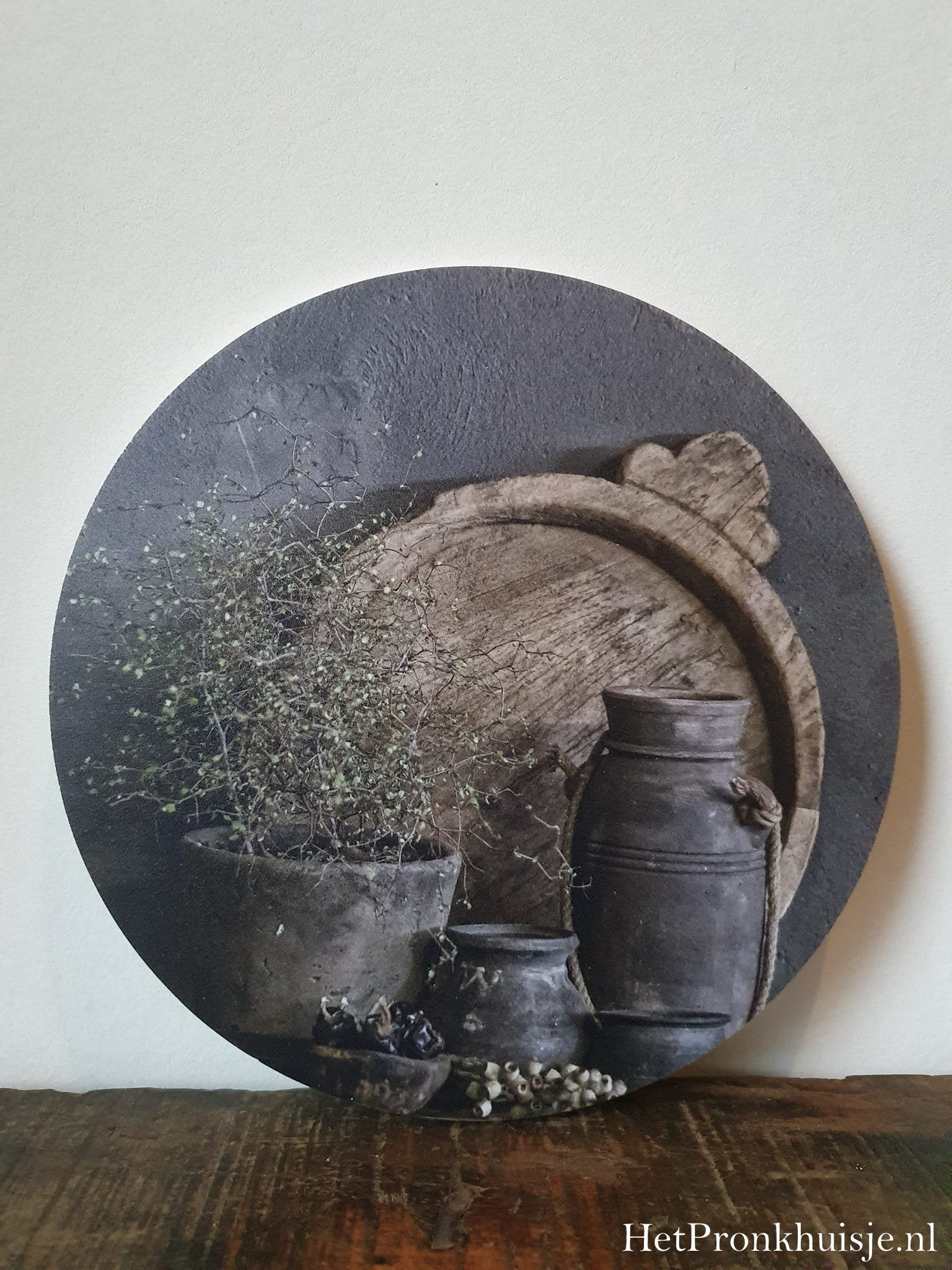 Muurcirkel. Houten schaal met potten.