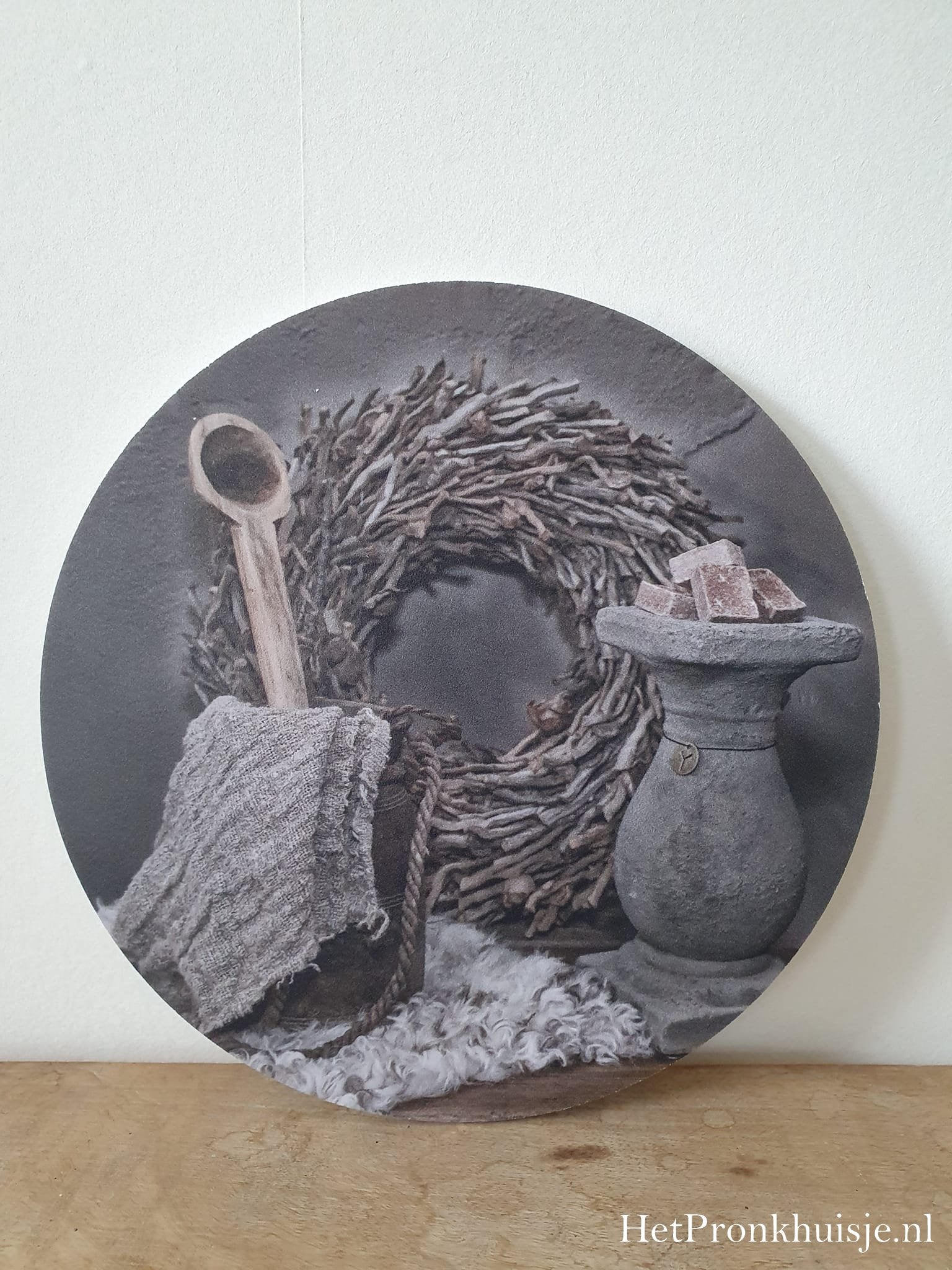 Muurcirkel. Krans met decoratie