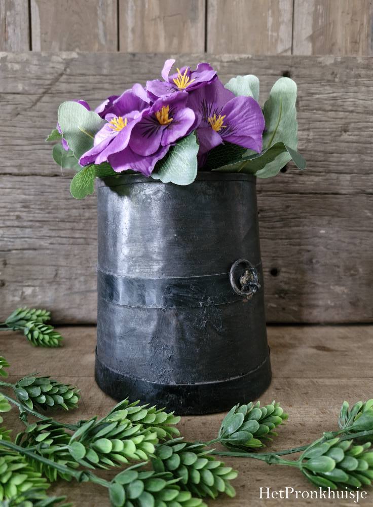 Oude ijzeren pot met ring. Klein