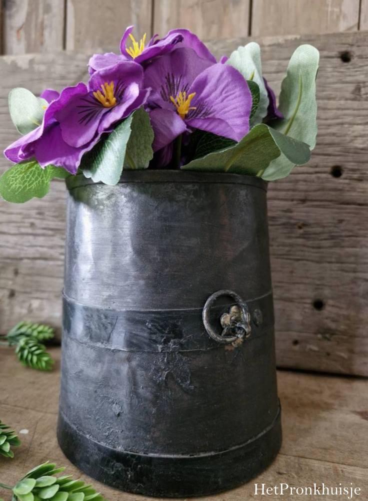 Oude ijzeren pot met ring. Klein