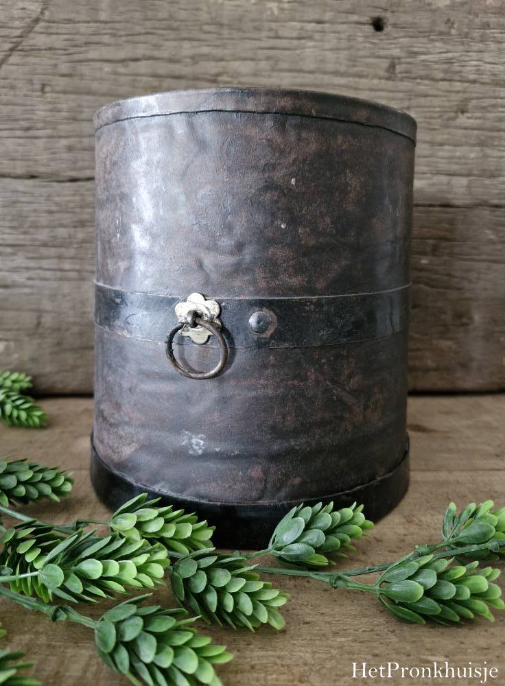 Oude ijzeren pot met ring. Middel