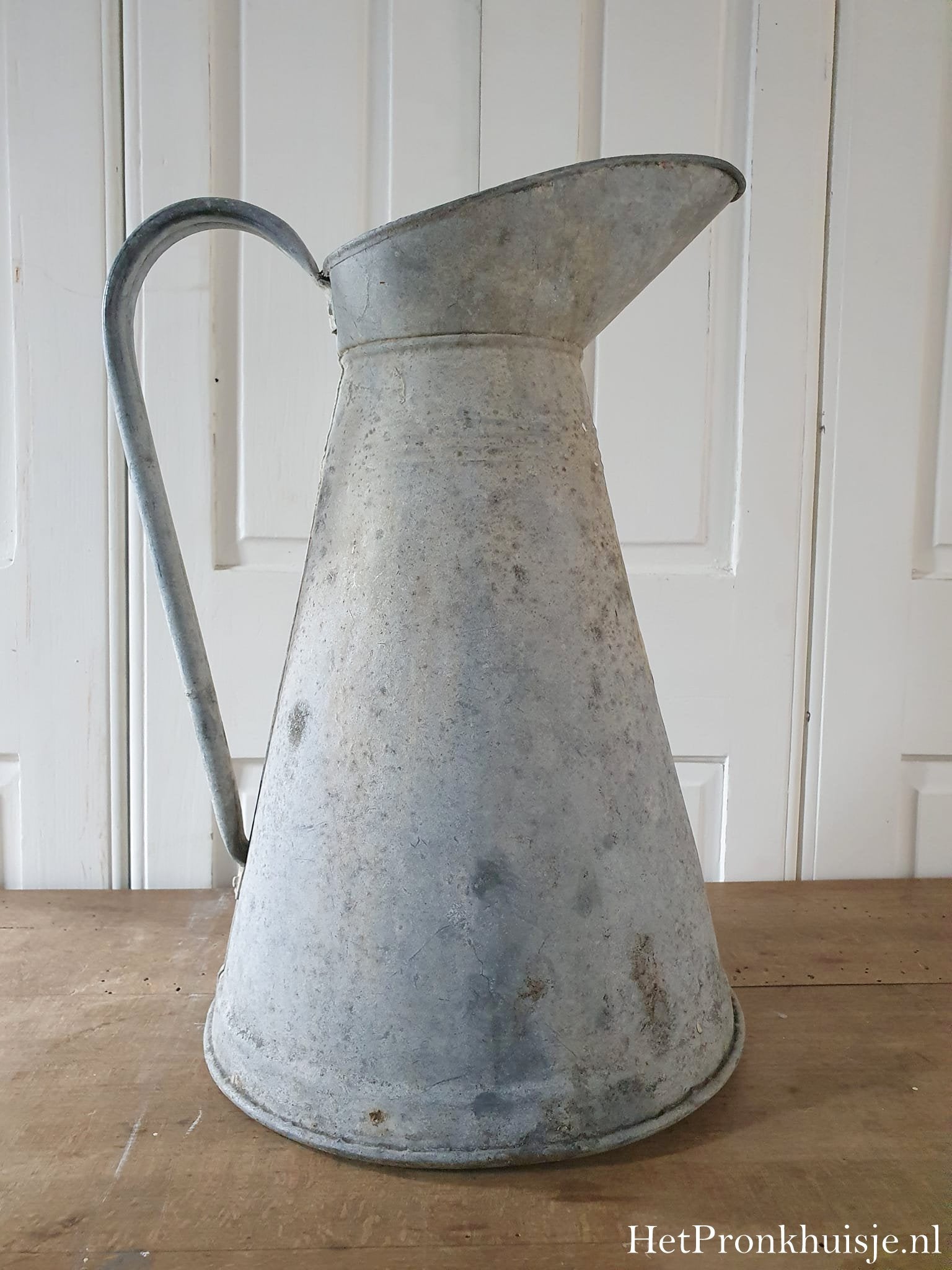 Oude zinken kan.