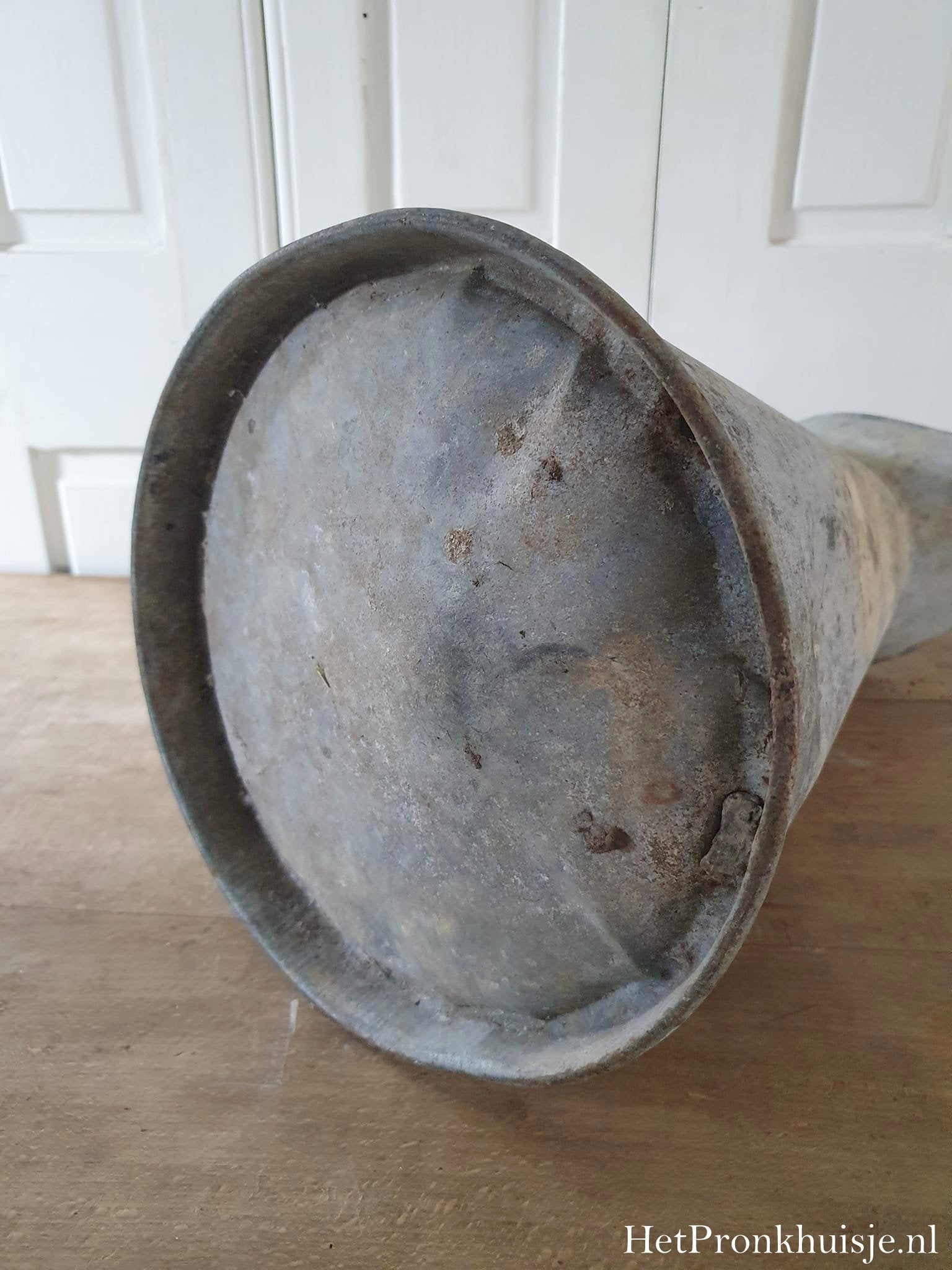 Oude zinken kan.