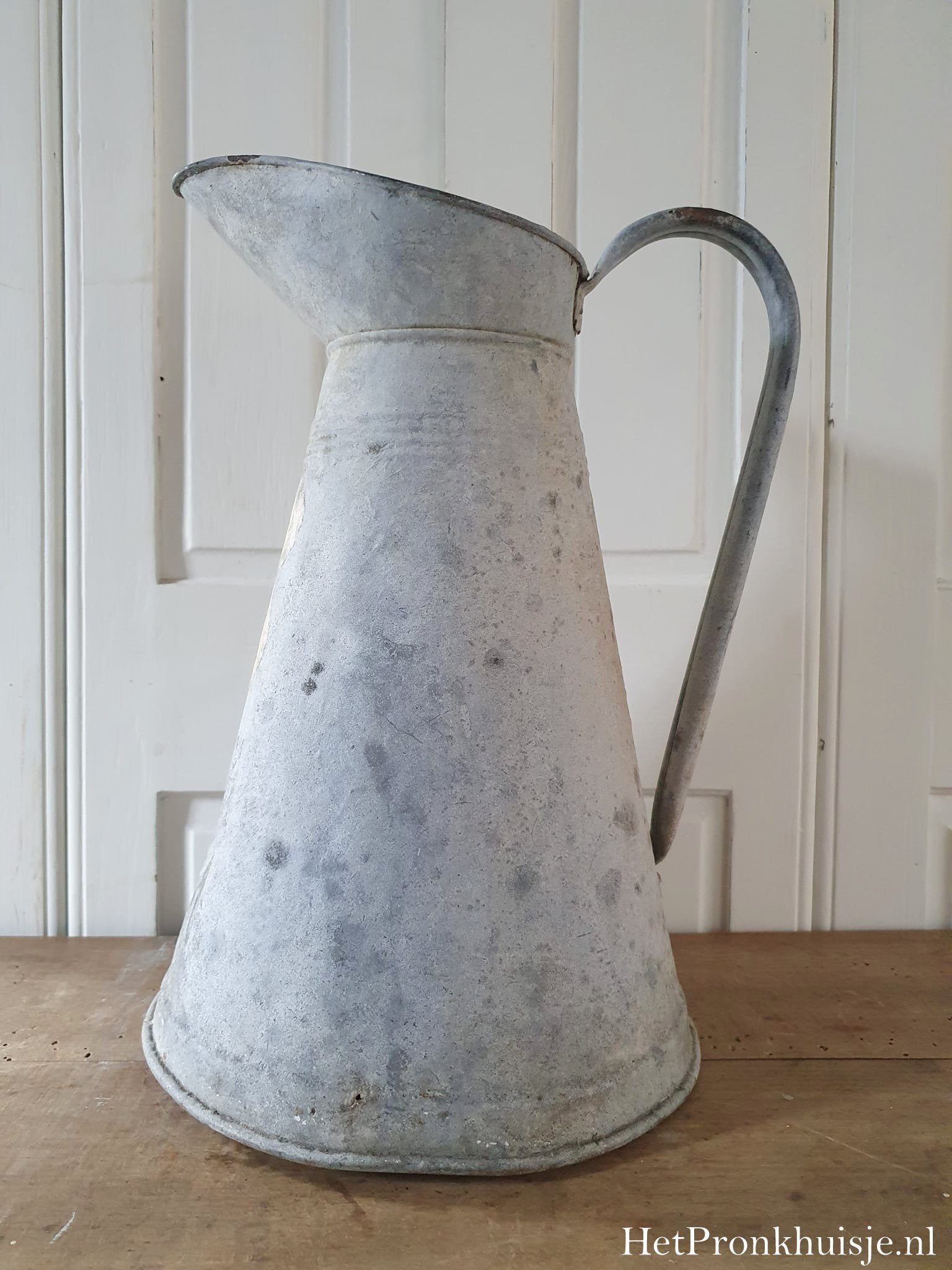 Oude zinken kan.