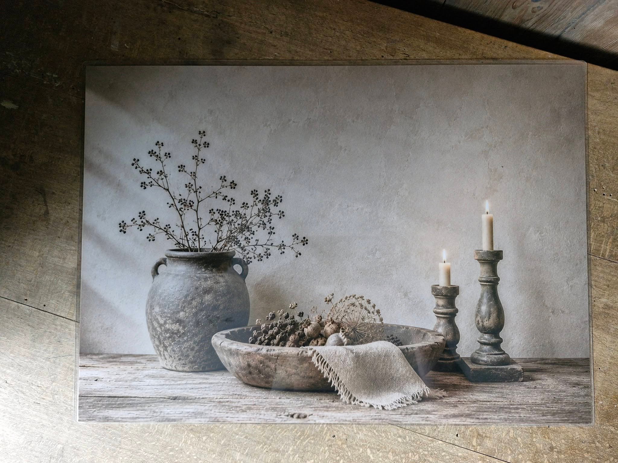 Placemat. Houten schaal met kandelaren
