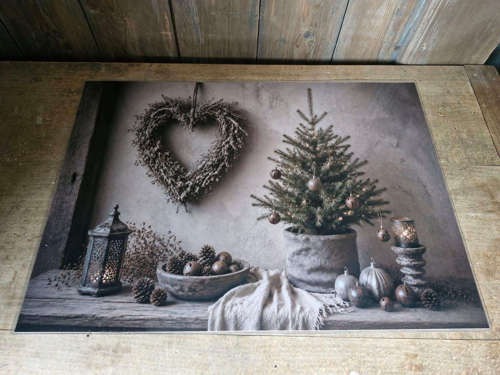 Placemat. Krans hart bij kerstboom