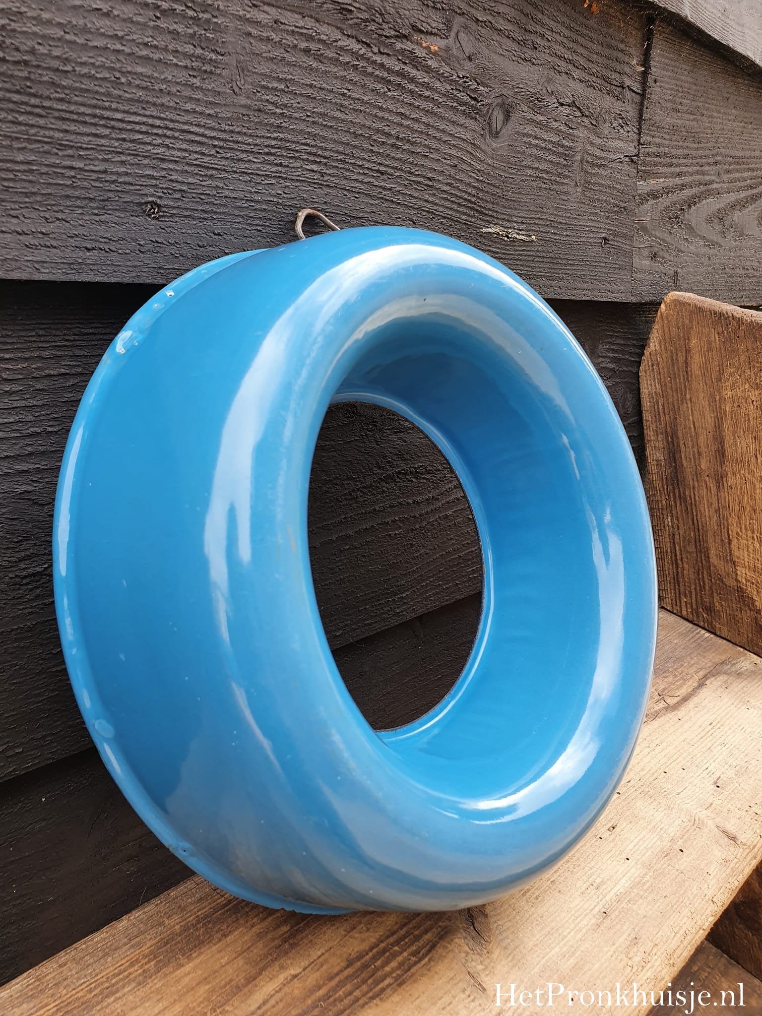 Blauw emaille rijstrand. Rijstring.