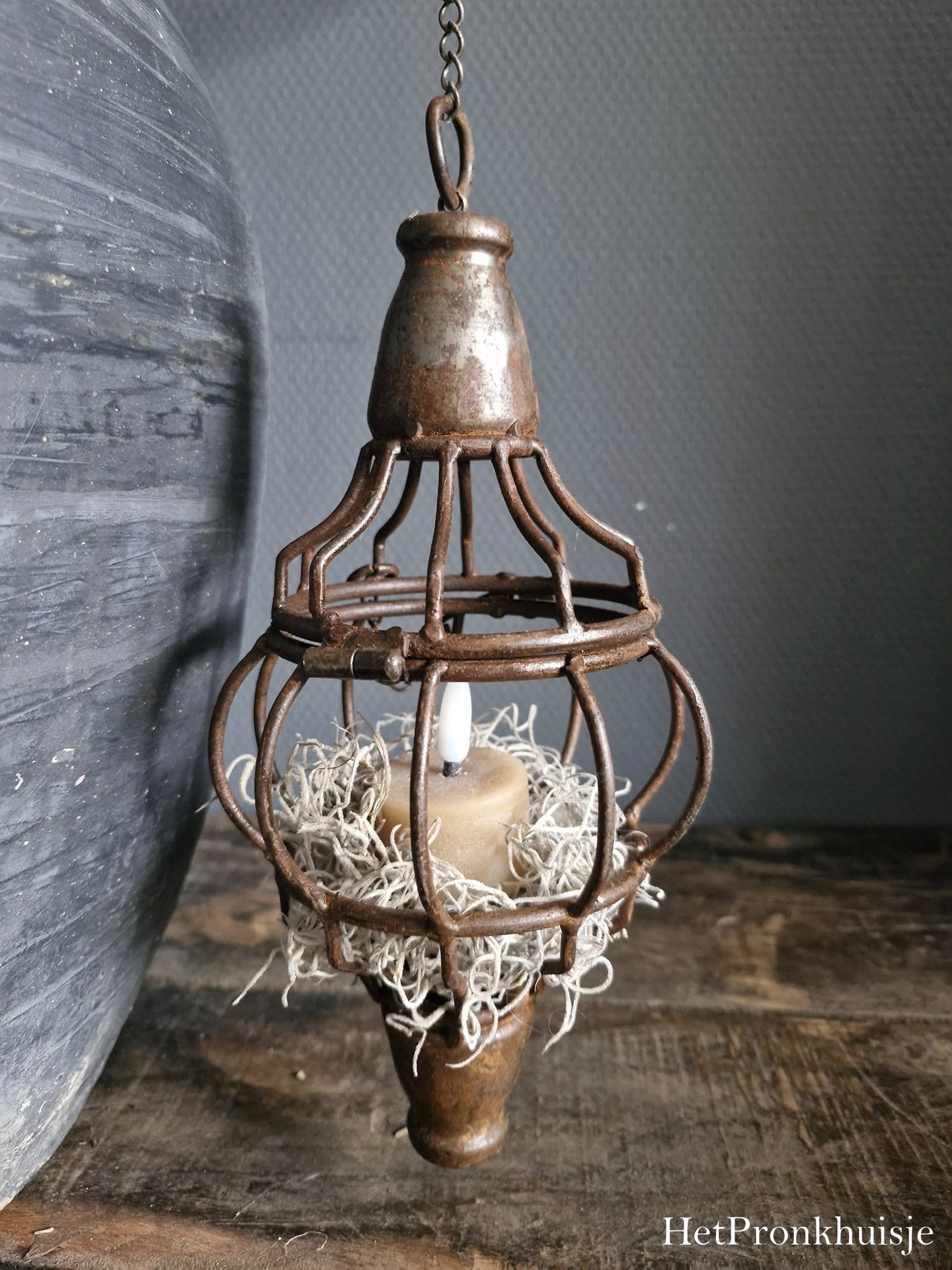 Roest metalen hanger. Vonny