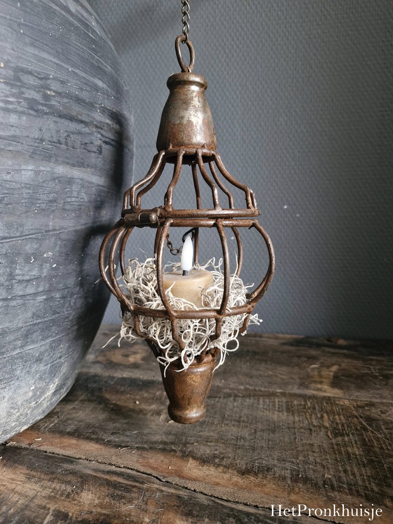 Roest metalen hanger.