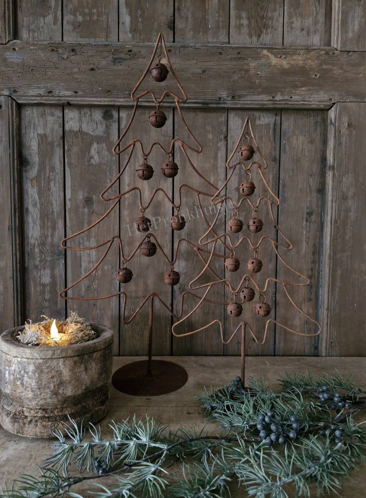Roestige kerstboom met belletjes