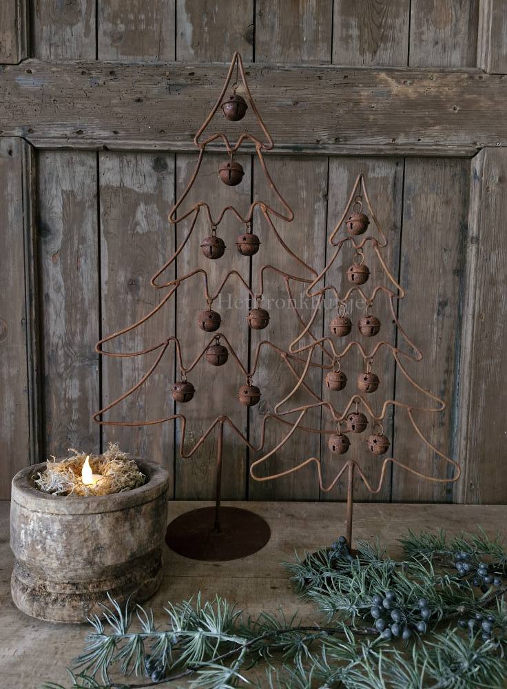 Roestige kerstboom met belletjes
